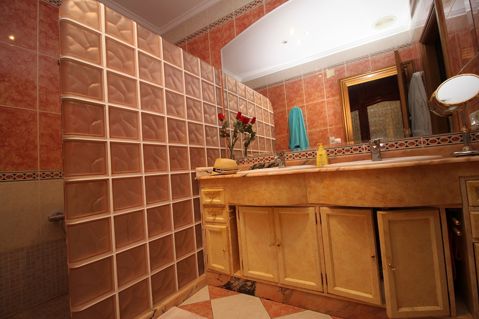 Resale - 4 Bedroom 4 Bathroom Villa in Monovar -  - Alicante