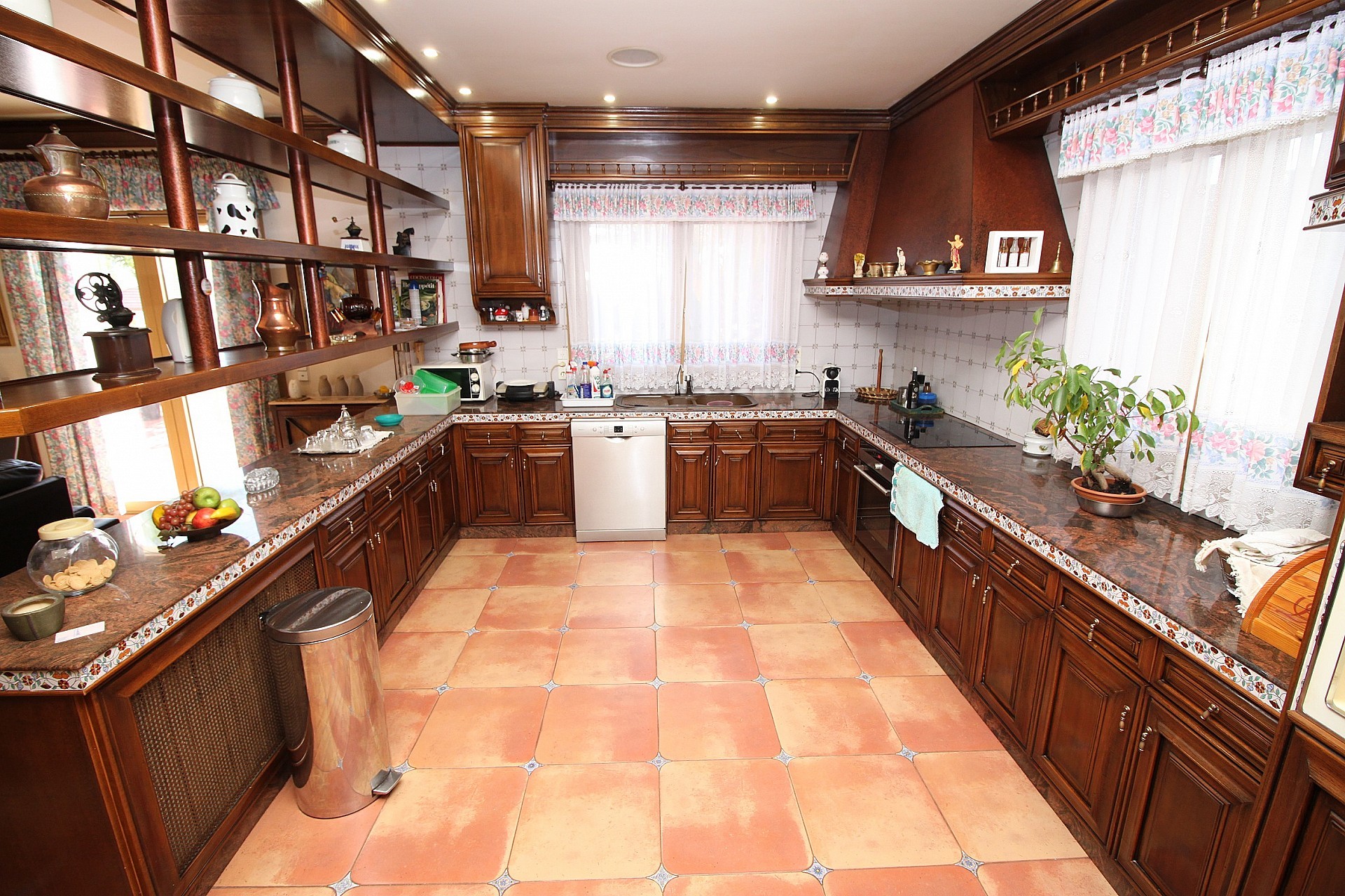 Resale - 4 Bedroom 4 Bathroom Villa in Monovar -  - Alicante