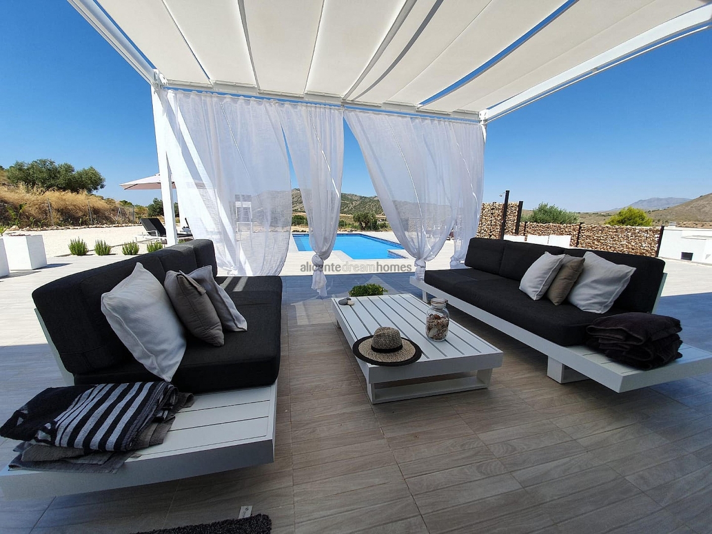 3 Bedroom 3 Bathroom Villa in Pinoso