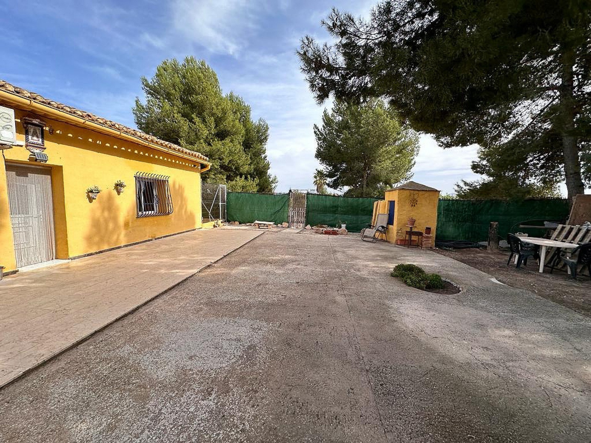 Resale - 3 Bedroom 1 Bathroom Commercial in Pinoso -  - Alicante