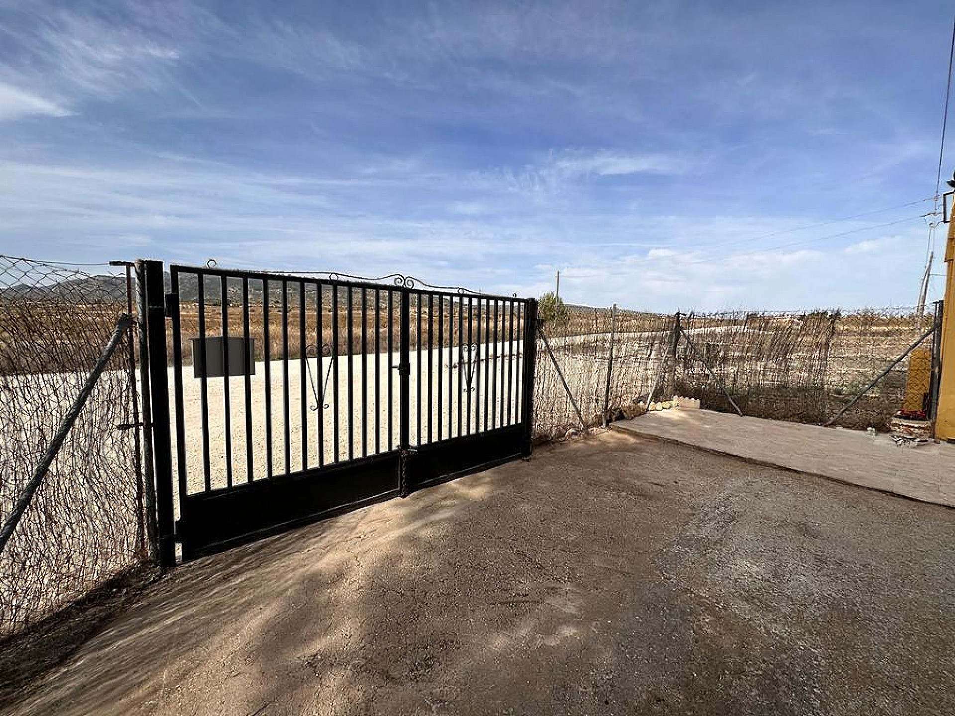 Resale - 3 Bedroom 1 Bathroom Commercial in Pinoso -  - Alicante