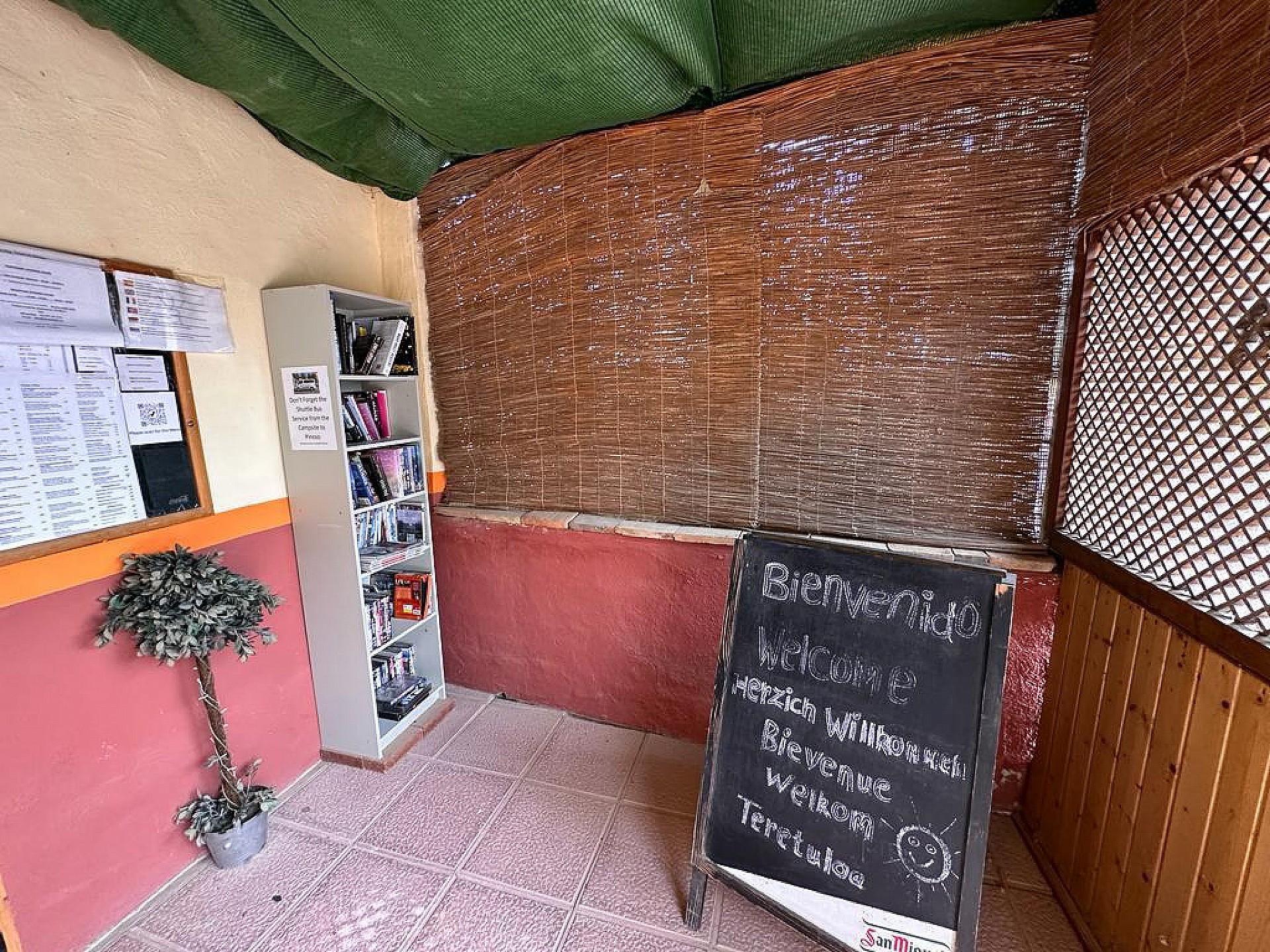 Resale - 3 Bedroom 1 Bathroom Commercial in Pinoso -  - Alicante