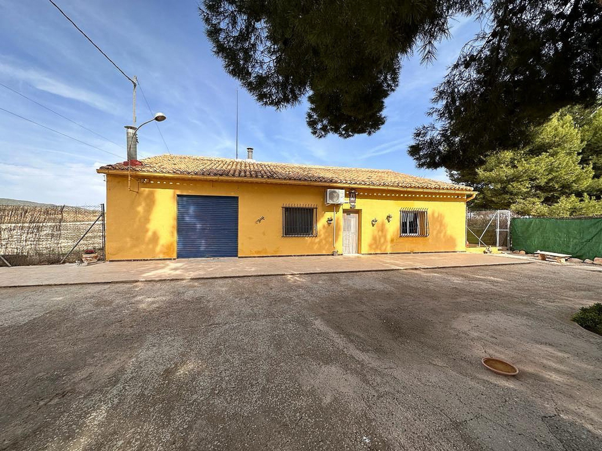 Resale - 3 Bedroom 1 Bathroom Commercial in Pinoso -  - Alicante