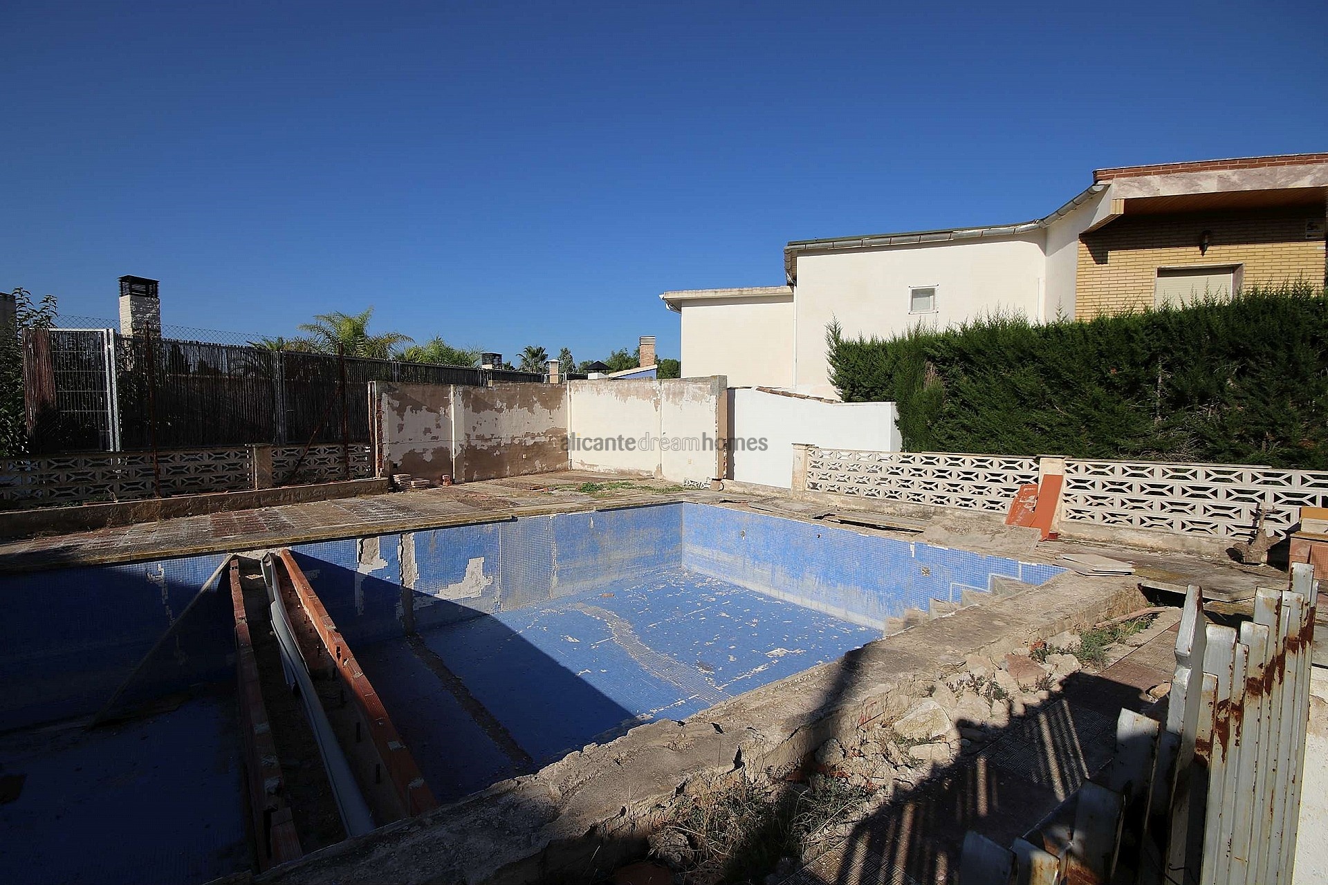 Resale - 9 Bedroom 4 Bathroom Villa in Monóvar -  - Alicante