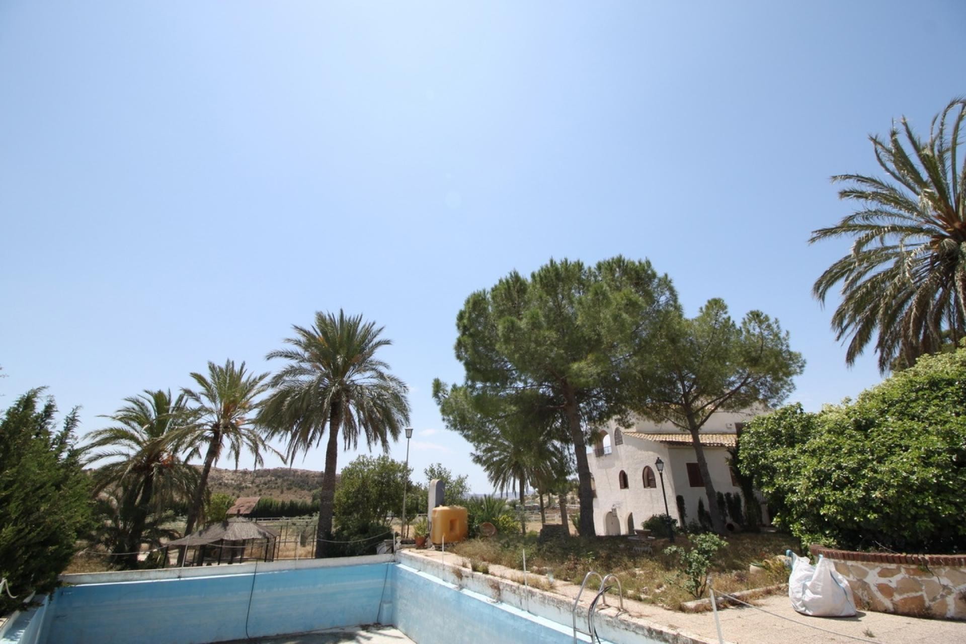 Resale - 5 Bedroom 4 Bathroom Villa in Agost -  - Alicante