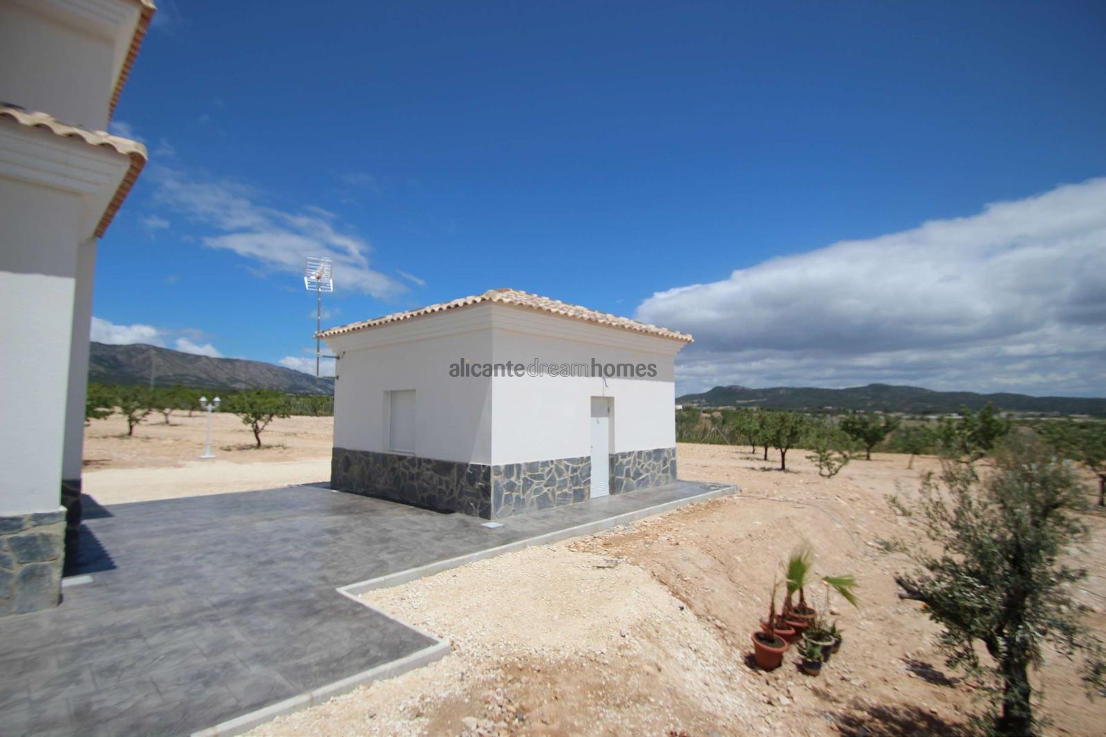 Resale - 4 Bedroom 3 Bathroom Villa in Pinoso -  - Alicante