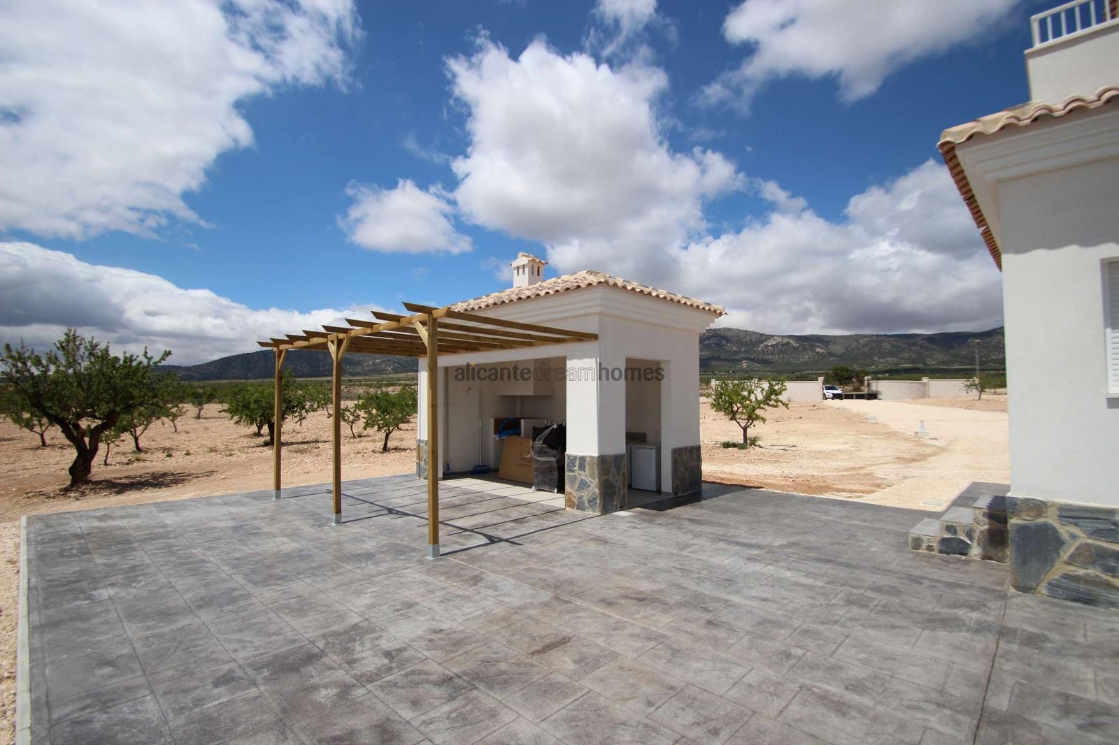 Resale - 4 Bedroom 3 Bathroom Villa in Pinoso -  - Alicante