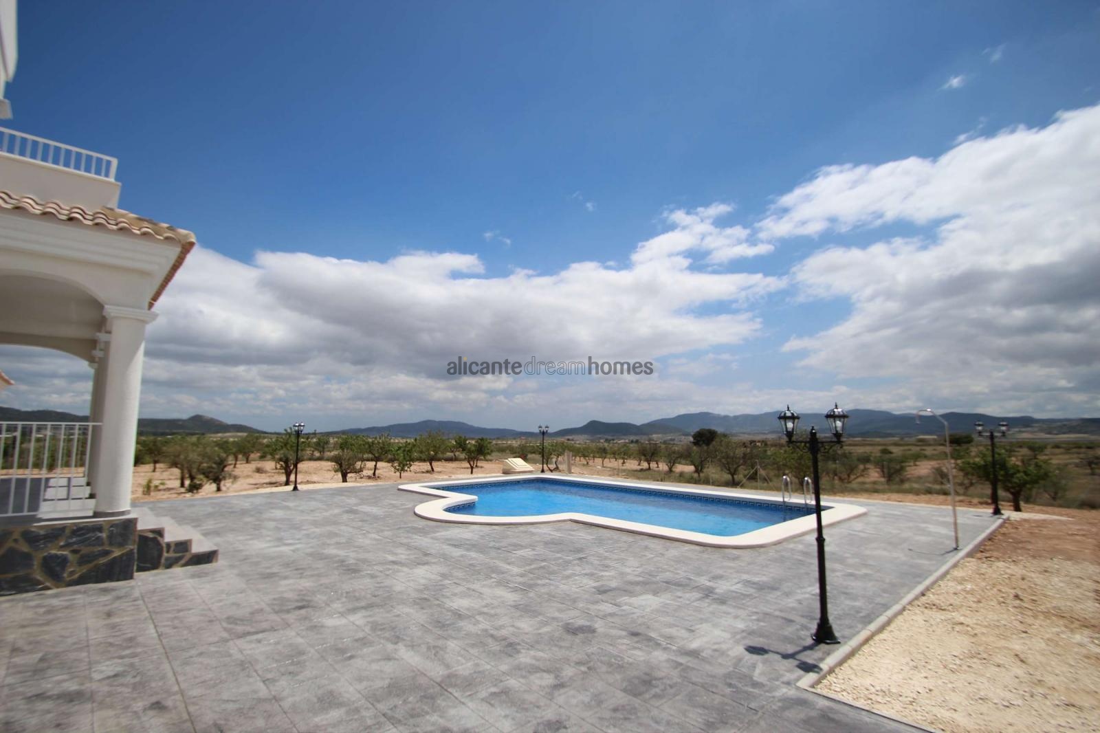 Resale - 4 Bedroom 3 Bathroom Villa in Pinoso -  - Alicante