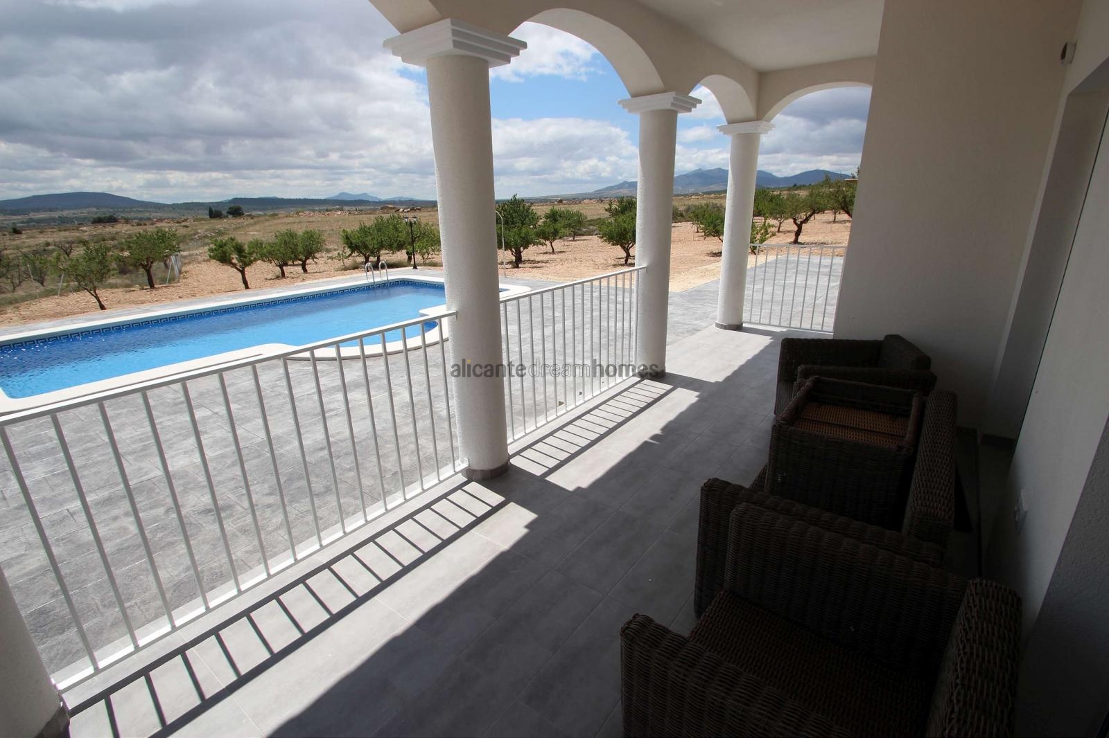 Resale - 4 Bedroom 3 Bathroom Villa in Pinoso -  - Alicante