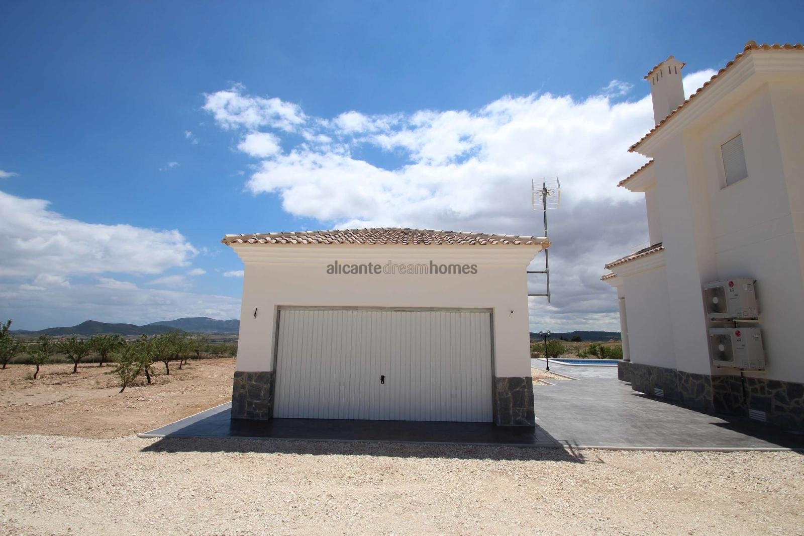 Resale - 4 Bedroom 3 Bathroom Villa in Pinoso -  - Alicante