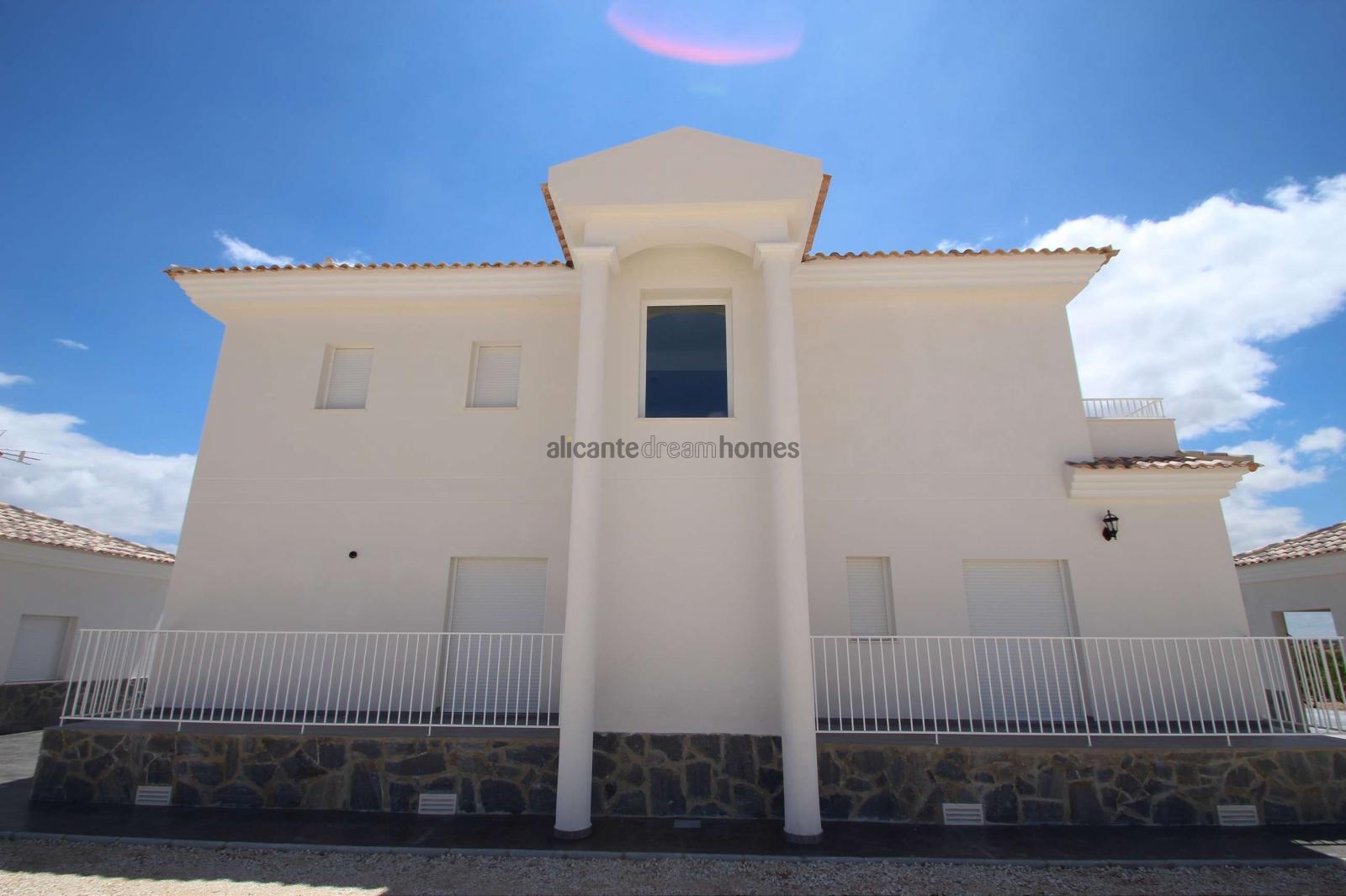 Resale - 4 Bedroom 3 Bathroom Villa in Pinoso -  - Alicante