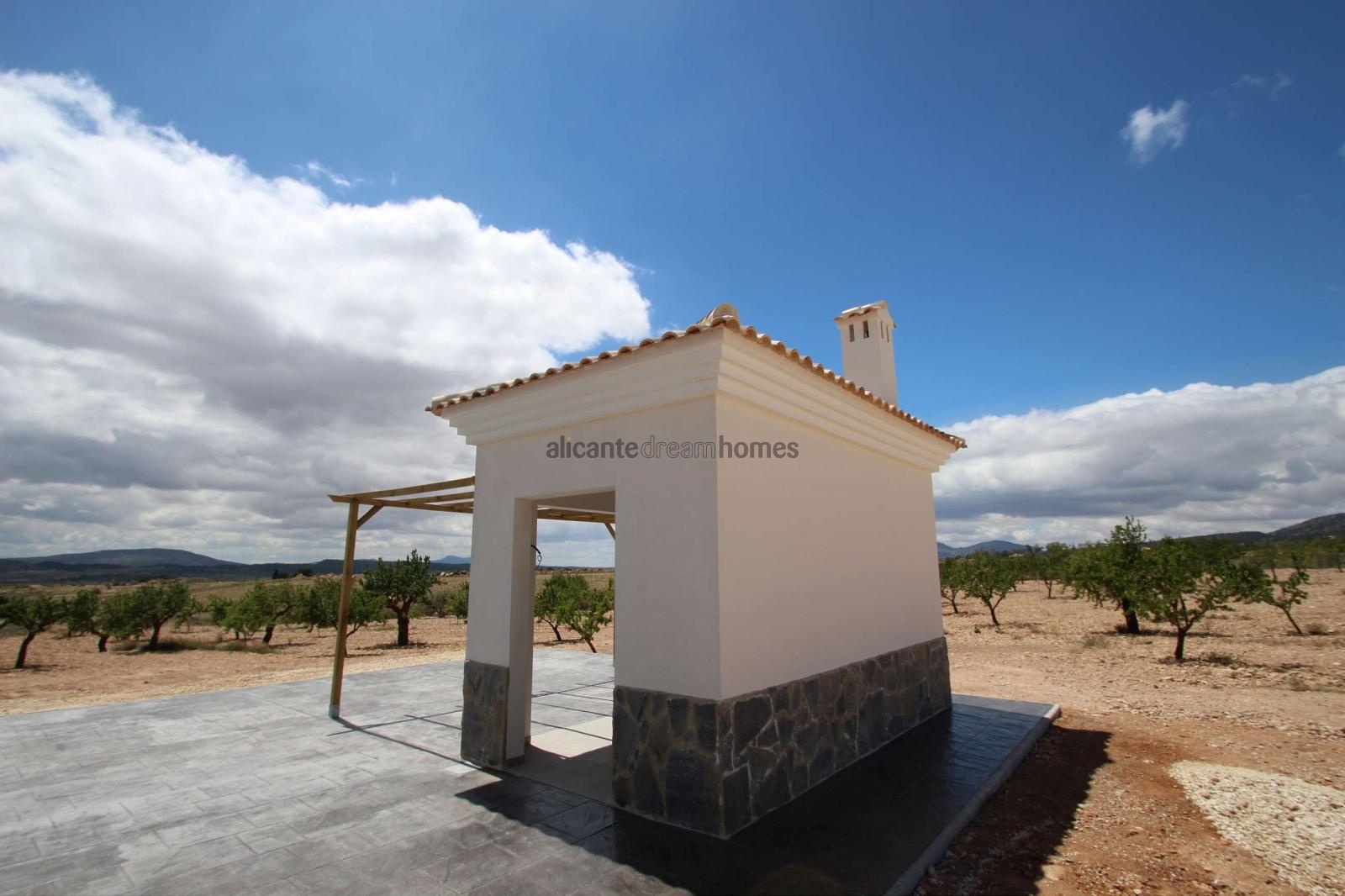 Resale - 4 Bedroom 3 Bathroom Villa in Pinoso -  - Alicante