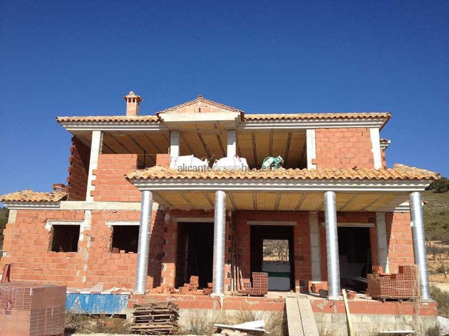 Resale - 4 Bedroom 3 Bathroom Villa in Pinoso -  - Alicante