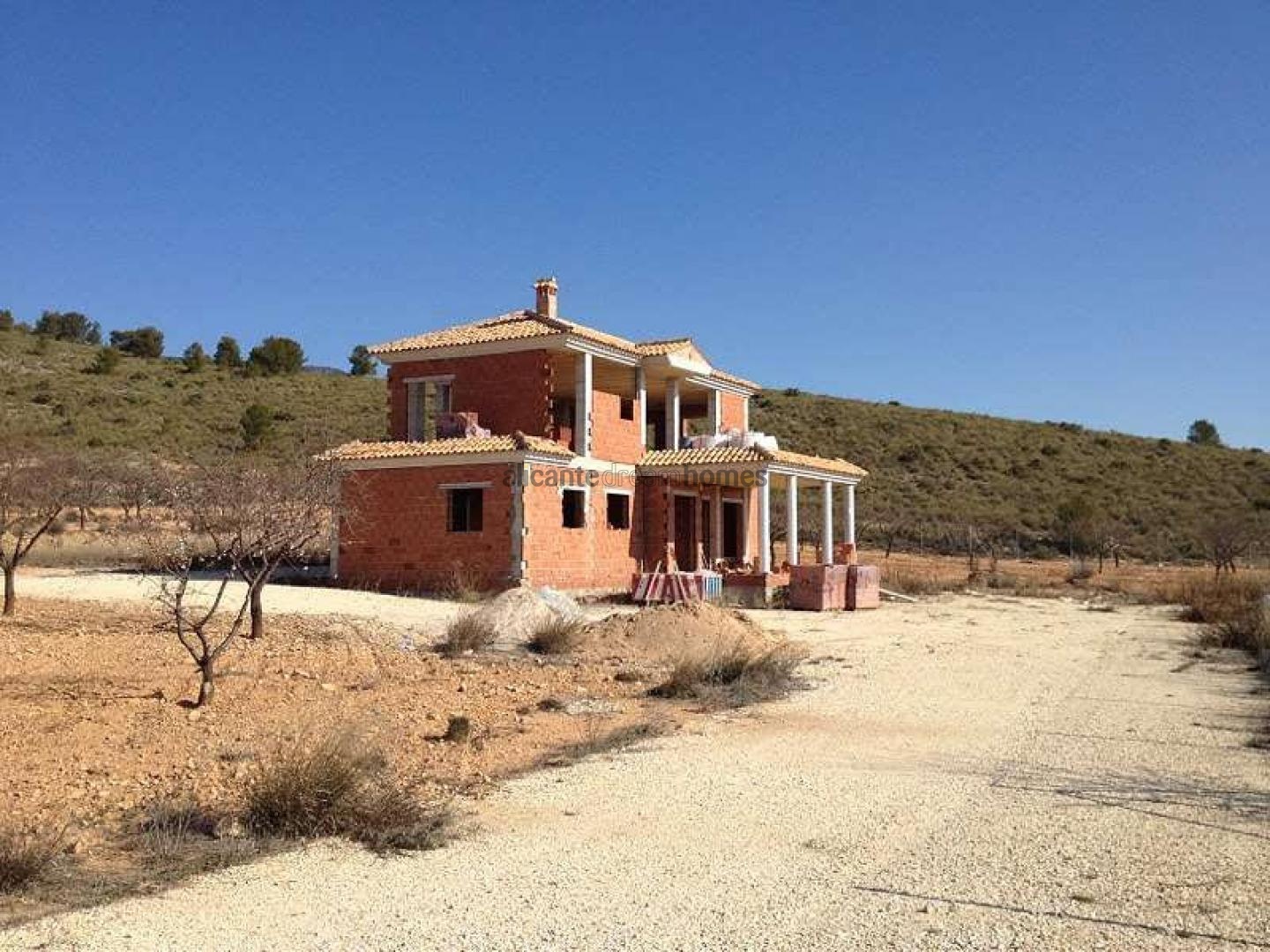 Resale - 4 Bedroom 3 Bathroom Villa in Pinoso -  - Alicante