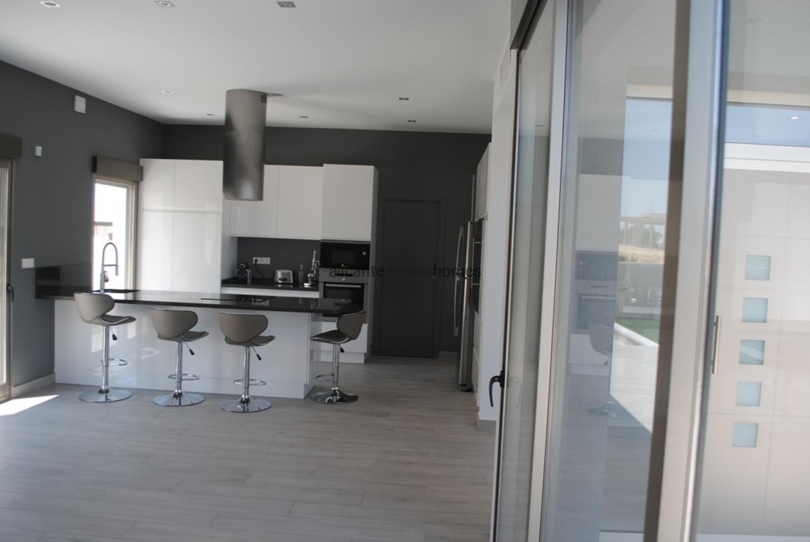 Resale - 4 Bedroom 3 Bathroom Villa in Pinoso -  - Alicante