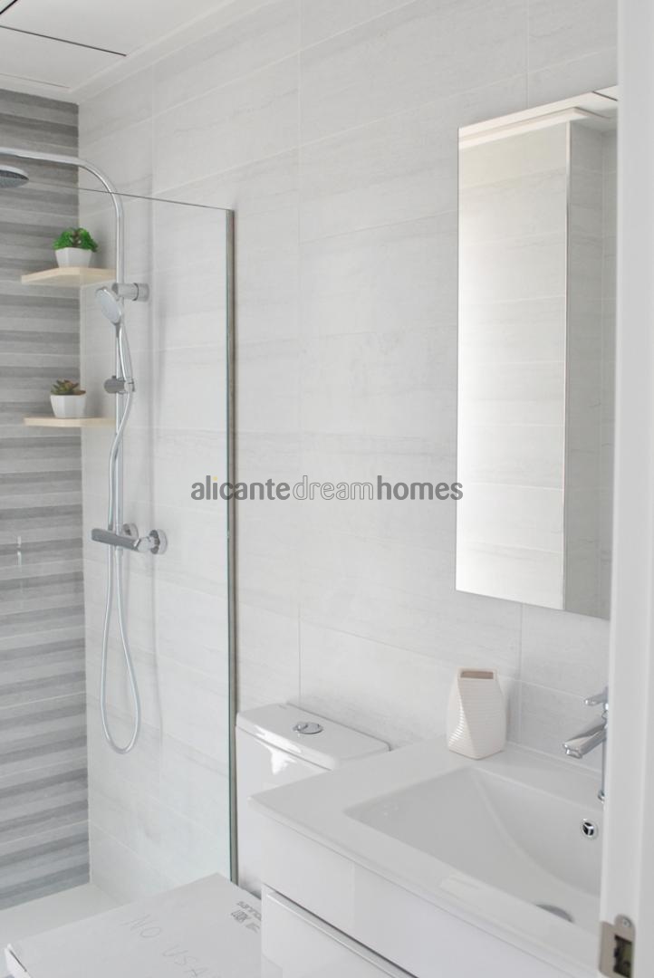 Resale - 4 Bedroom 3 Bathroom Villa in Pinoso -  - Alicante
