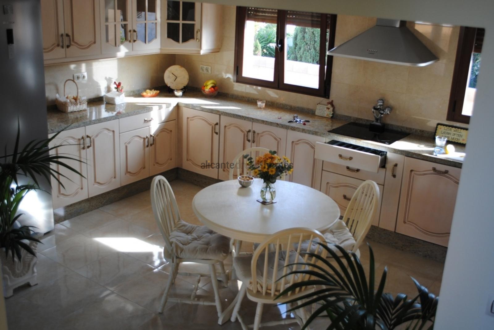 Resale - 4 Bedroom 3 Bathroom Villa in Pinoso -  - Alicante