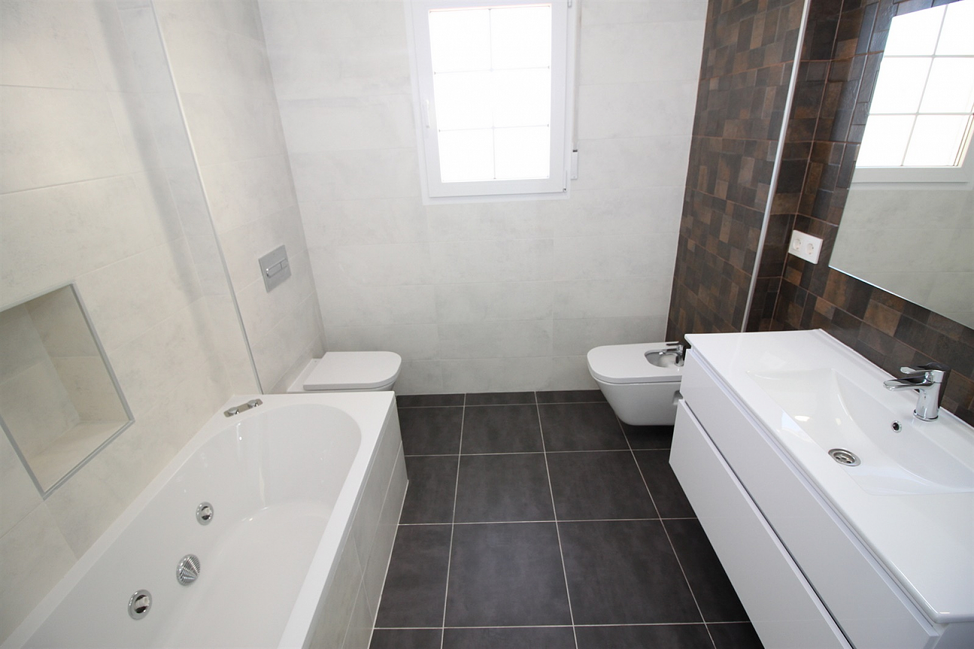 Resale - 4 Bedroom 3 Bathroom Villa in Pinoso -  - Alicante