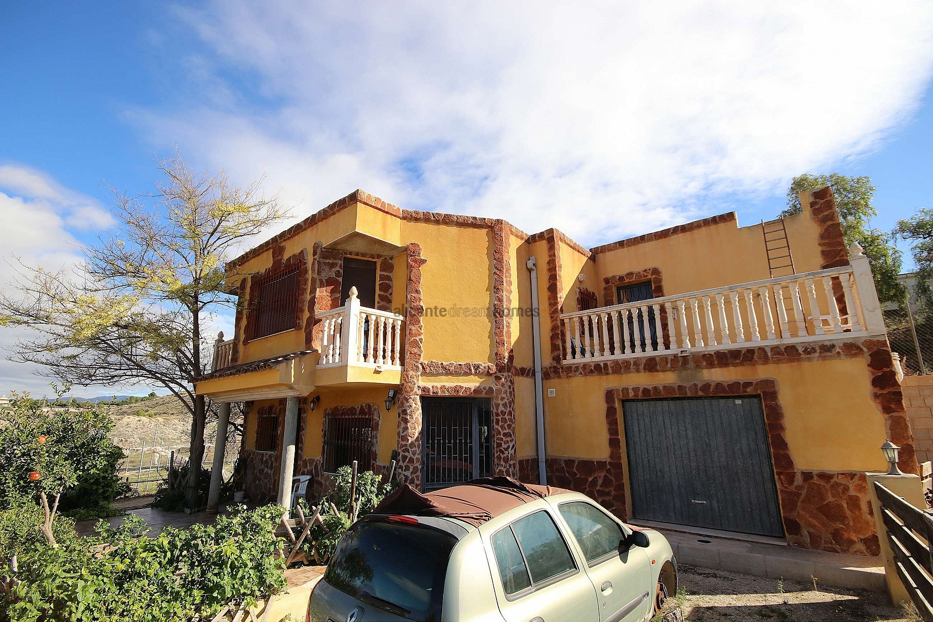 Resale - 7 Bedroom 4 Bathroom Villa in Monóvar -  - Alicante