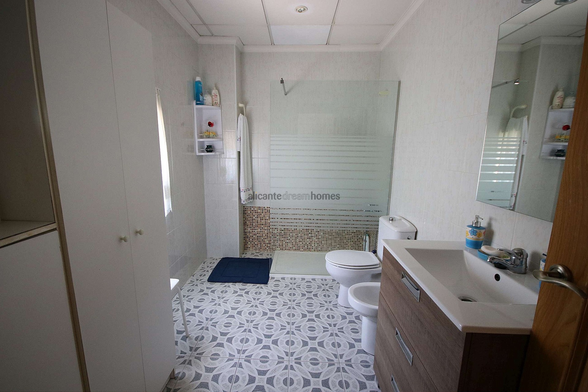 Resale - 4 Bedroom 5 Bathroom Commercial in Monóvar -  - Alicante