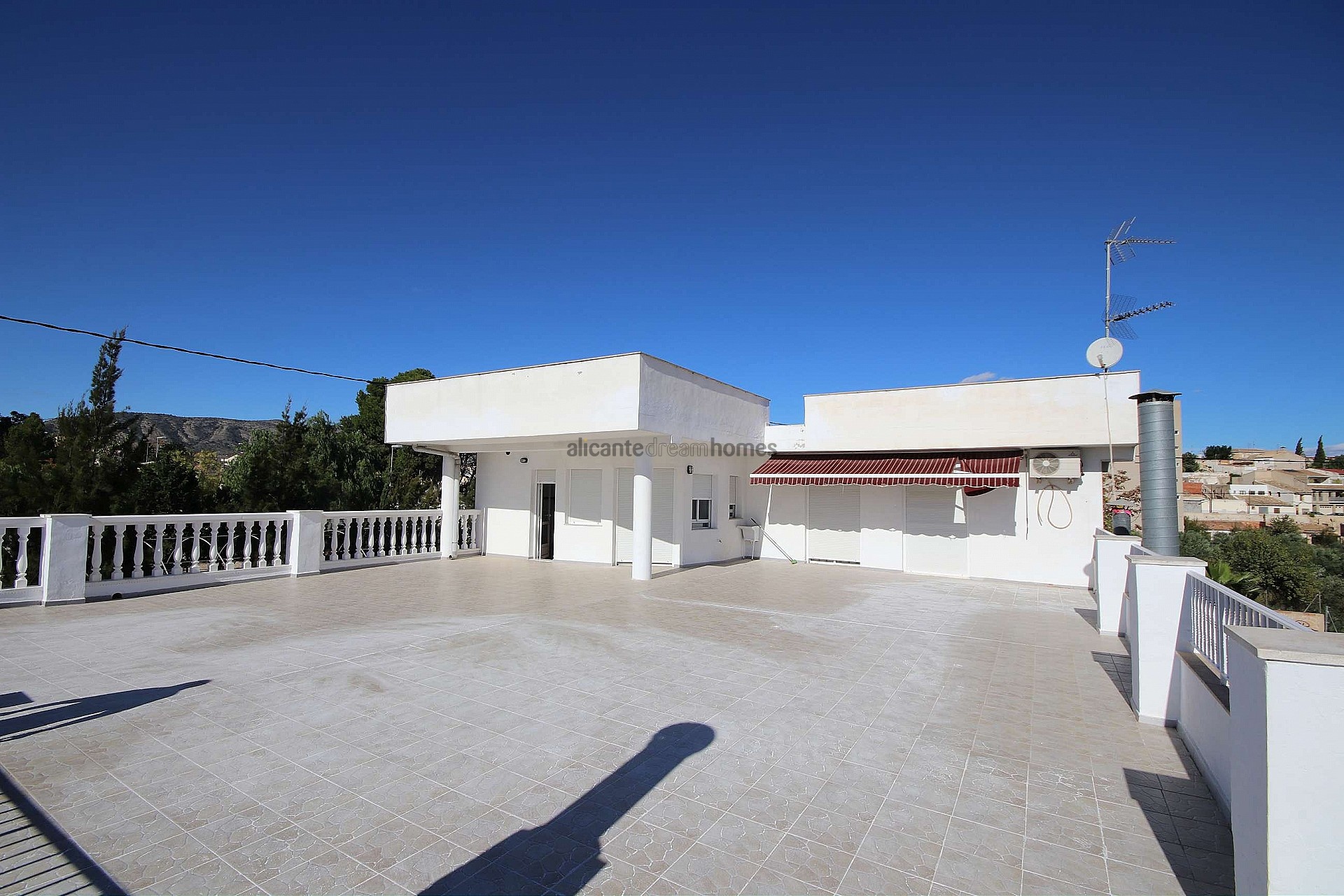 Resale - 4 Bedroom 5 Bathroom Commercial in Monóvar -  - Alicante