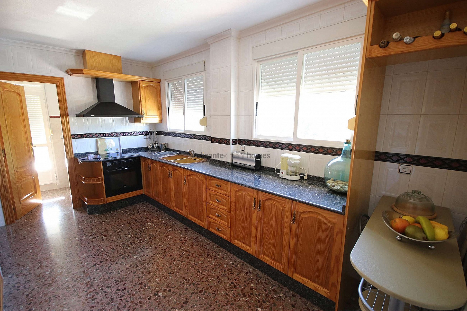 Resale - 4 Bedroom 5 Bathroom Commercial in Monóvar -  - Alicante