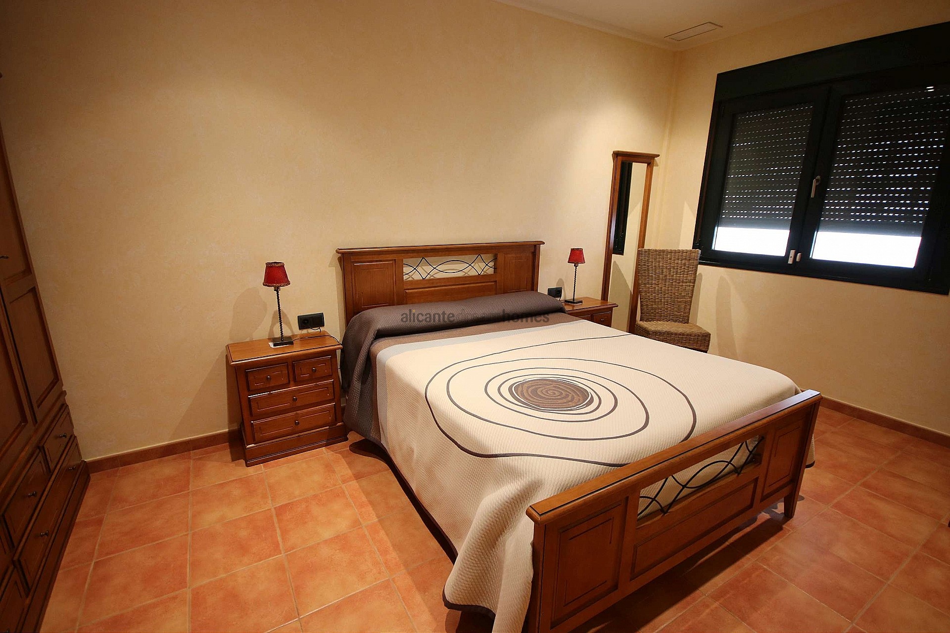 Resale - 4 Bedroom 2 Bathroom Villa in Petrer -  - Alicante