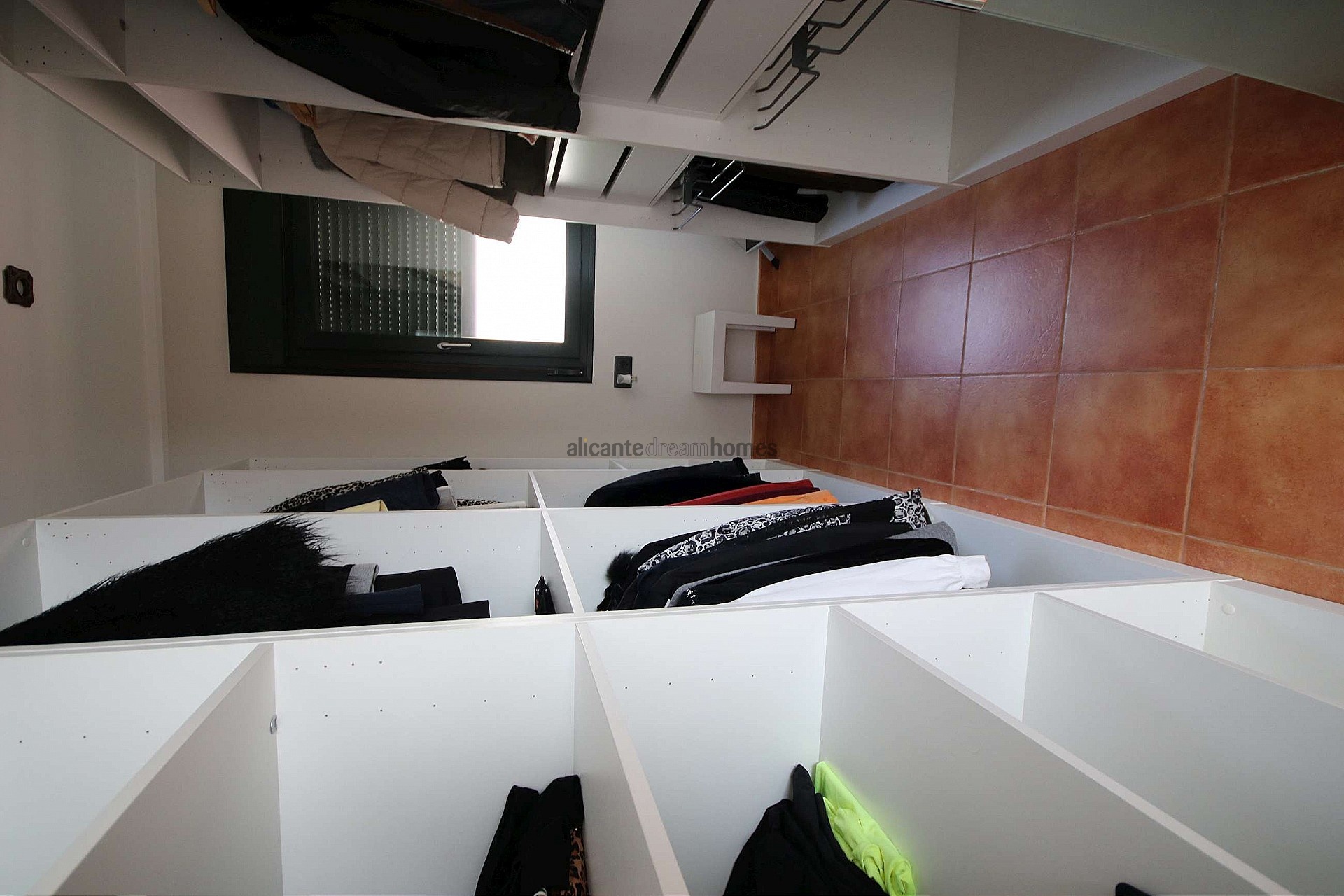 Resale - 4 Bedroom 2 Bathroom Villa in Petrer -  - Alicante