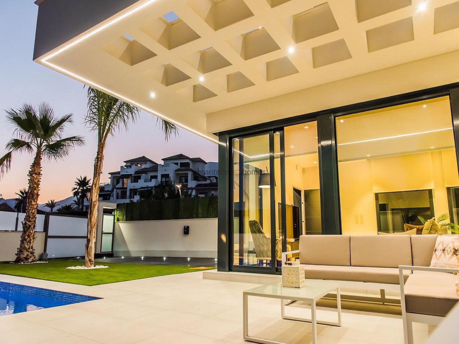 Resale - 3 Bedroom 3 Bathroom Villa in Benidorm -  - Alicante