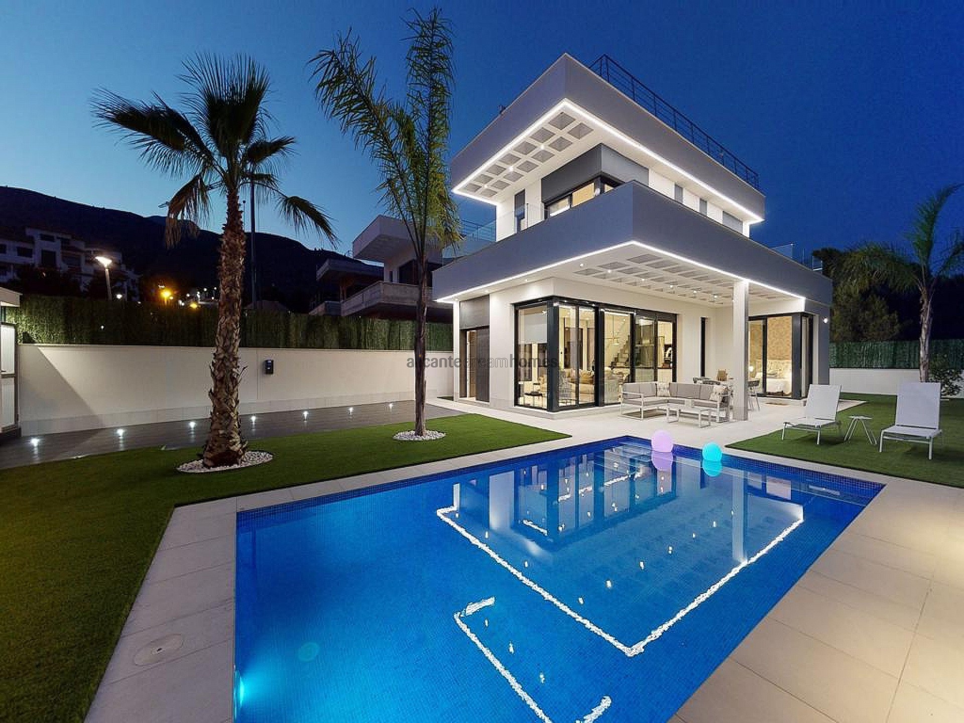 Resale - 3 Bedroom 3 Bathroom Villa in Benidorm -  - Alicante
