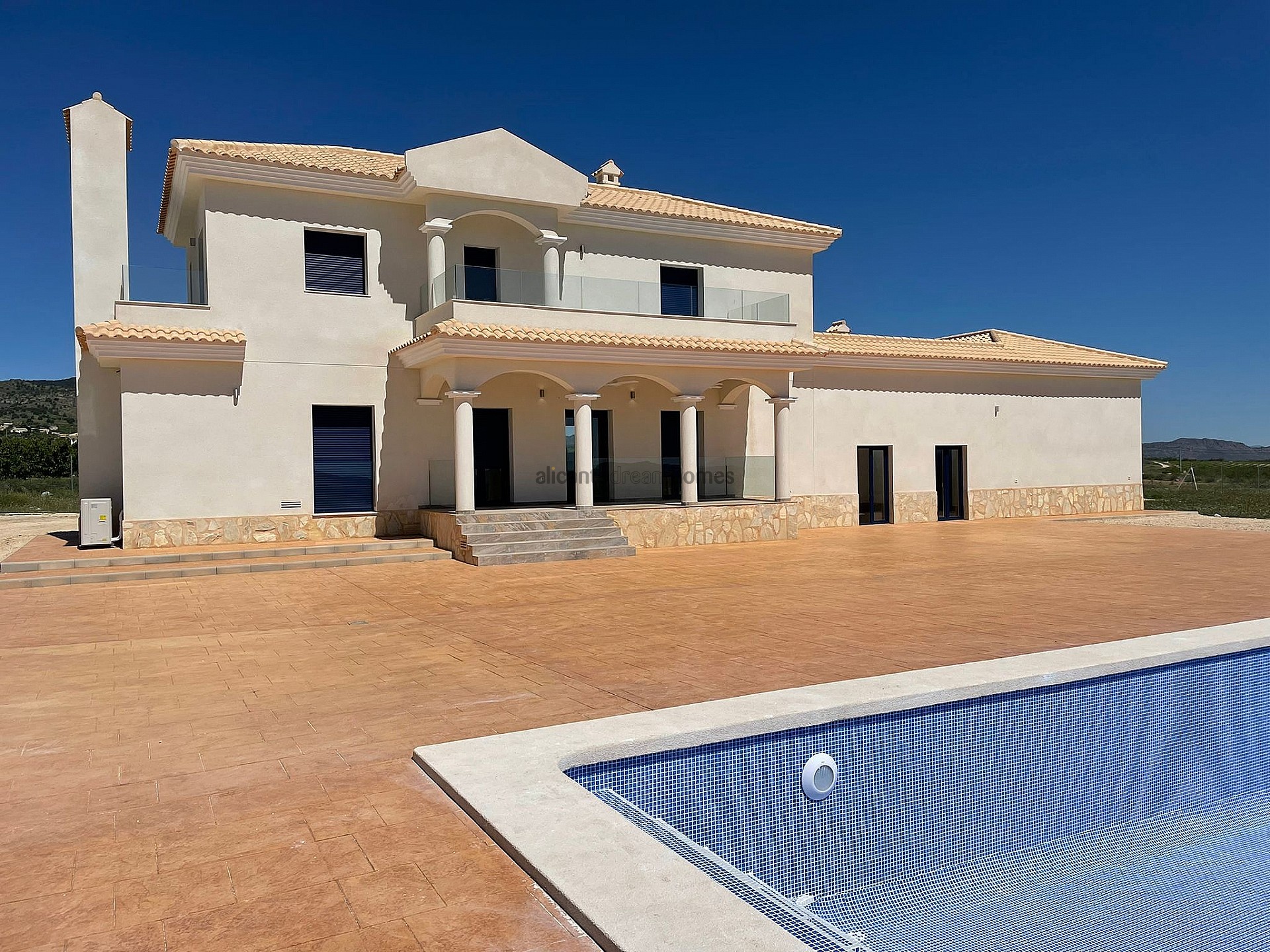 Resale - 4 Bedroom 3 Bathroom Villa in Pinoso -  - Alicante