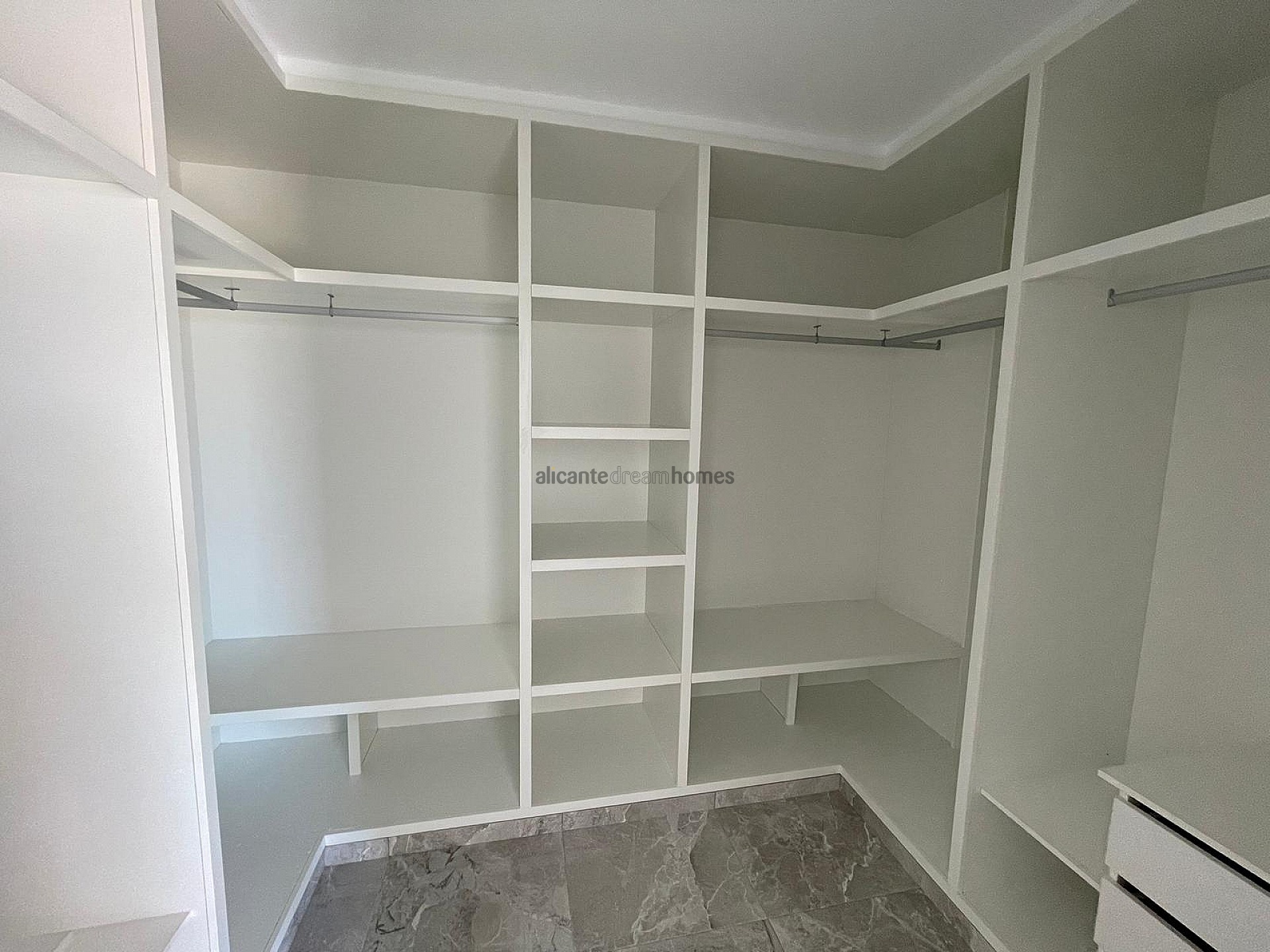 Resale - 4 Bedroom 3 Bathroom Villa in Pinoso -  - Alicante