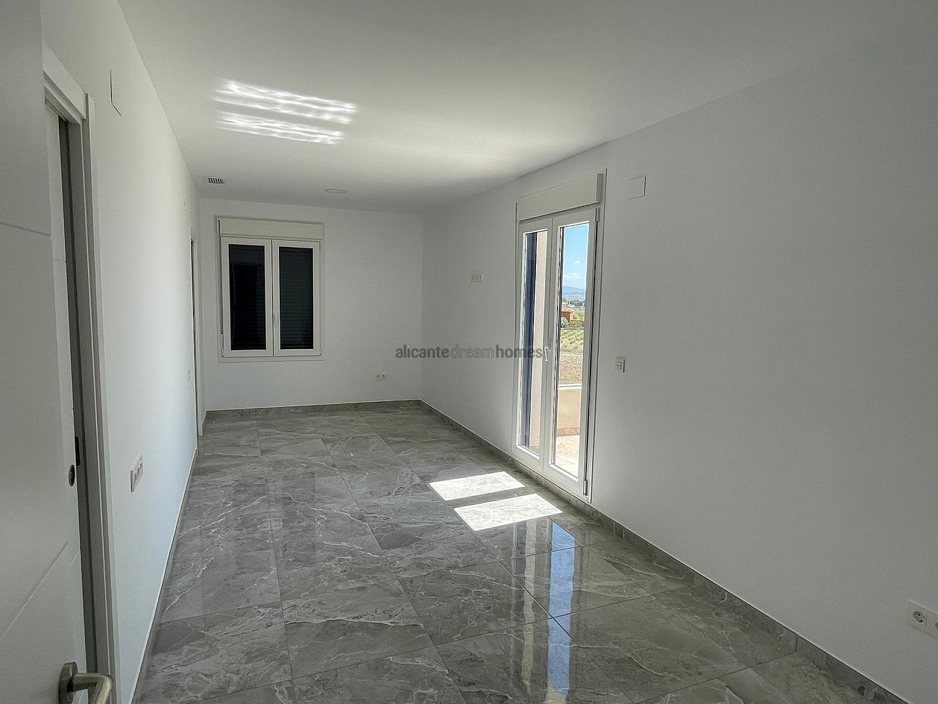 Resale - 4 Bedroom 3 Bathroom Villa in Pinoso -  - Alicante