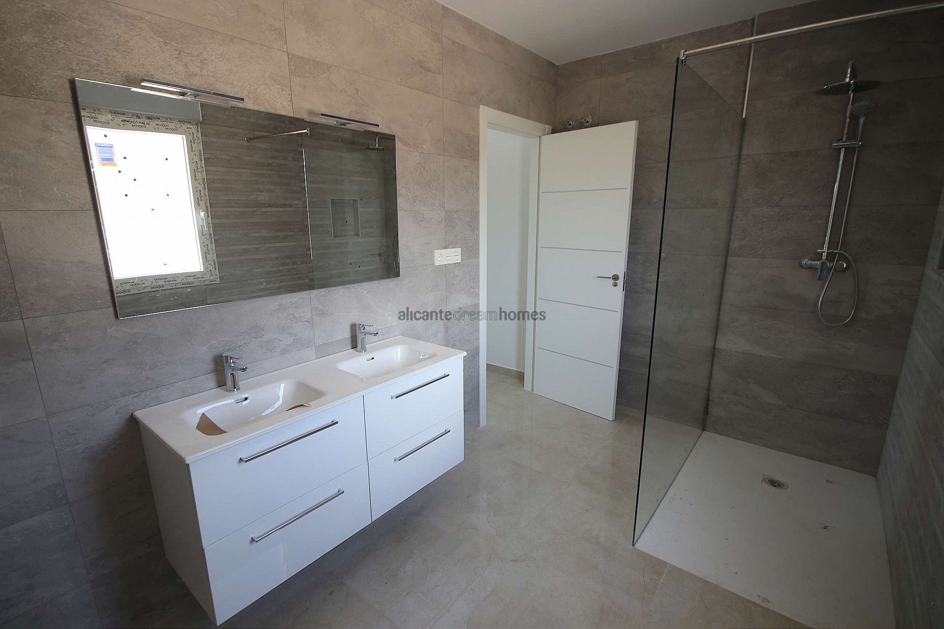 Resale - 4 Bedroom 3 Bathroom Villa in Pinoso -  - Alicante