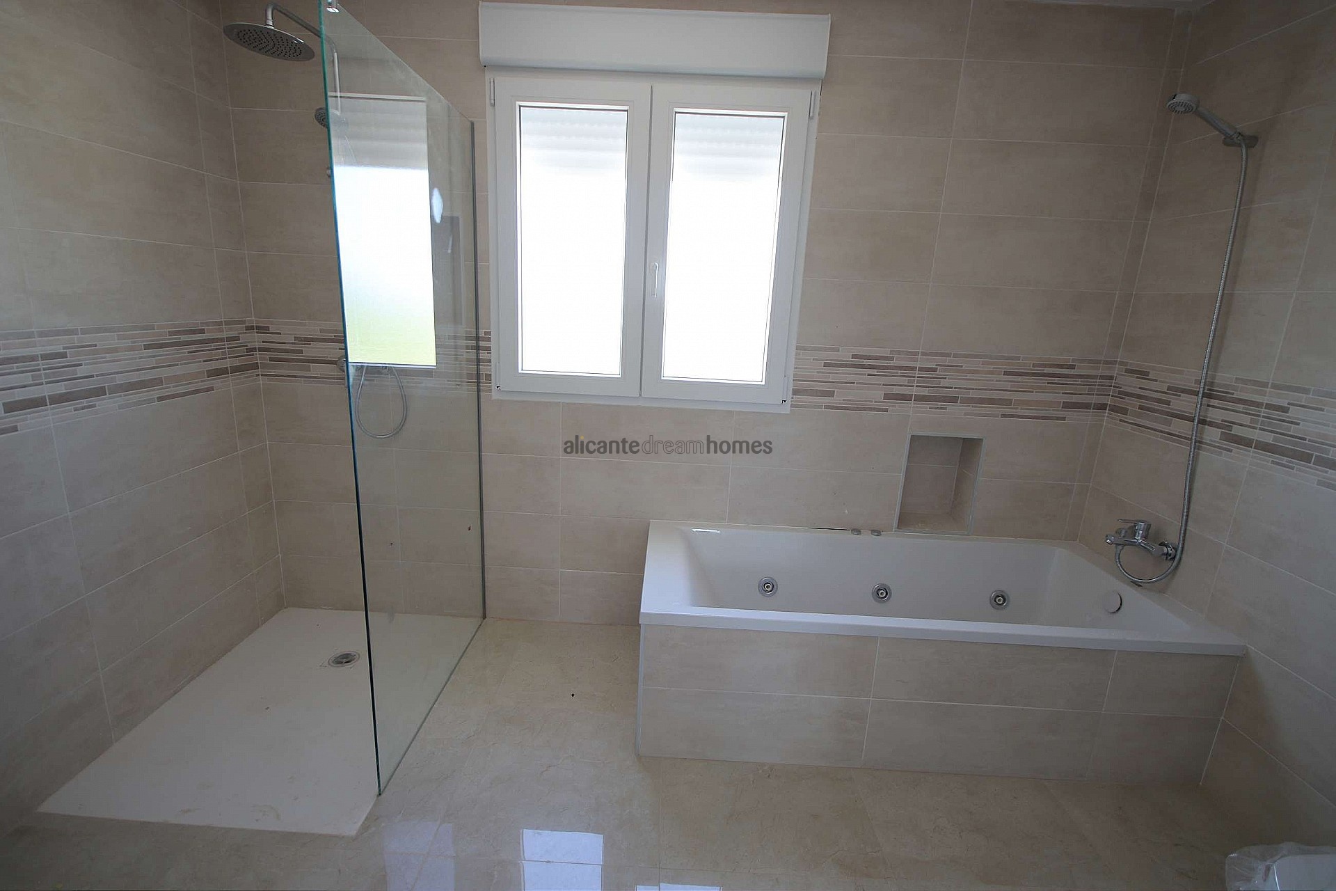 Resale - 4 Bedroom 3 Bathroom Villa in Pinoso -  - Alicante