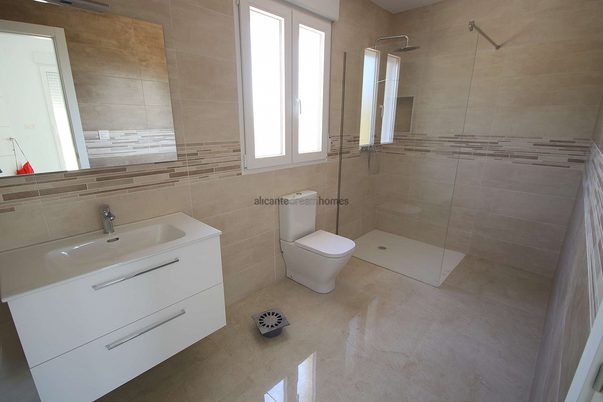 Resale - 4 Bedroom 3 Bathroom Villa in Pinoso -  - Alicante