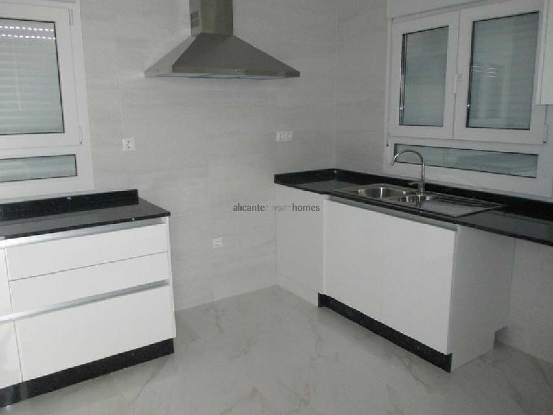 Resale - 3 Bedroom 2 Bathroom Villa in Pinoso -  - Alicante