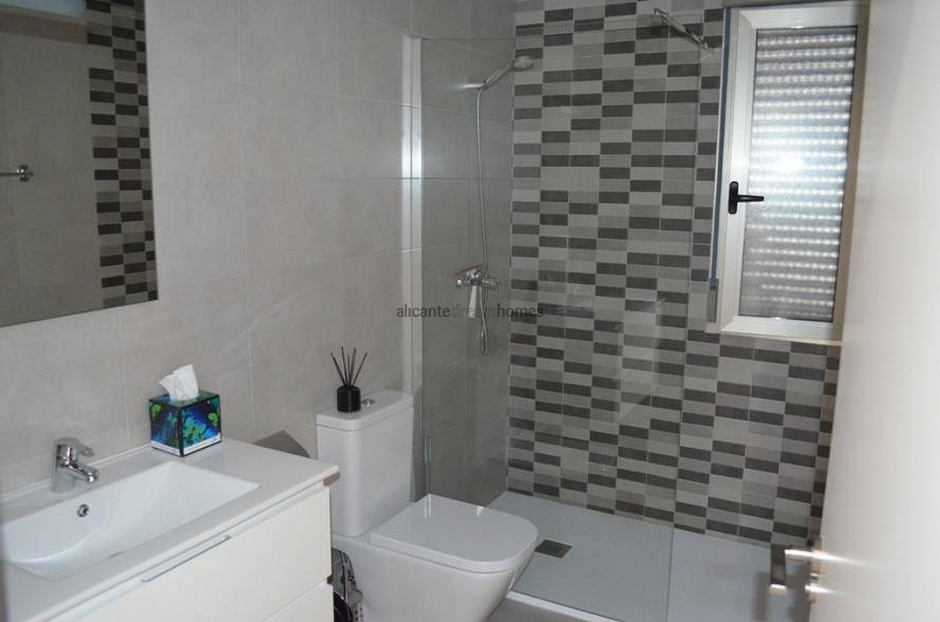 Resale - 3 Bedroom 2 Bathroom Villa in Pinoso -  - Alicante