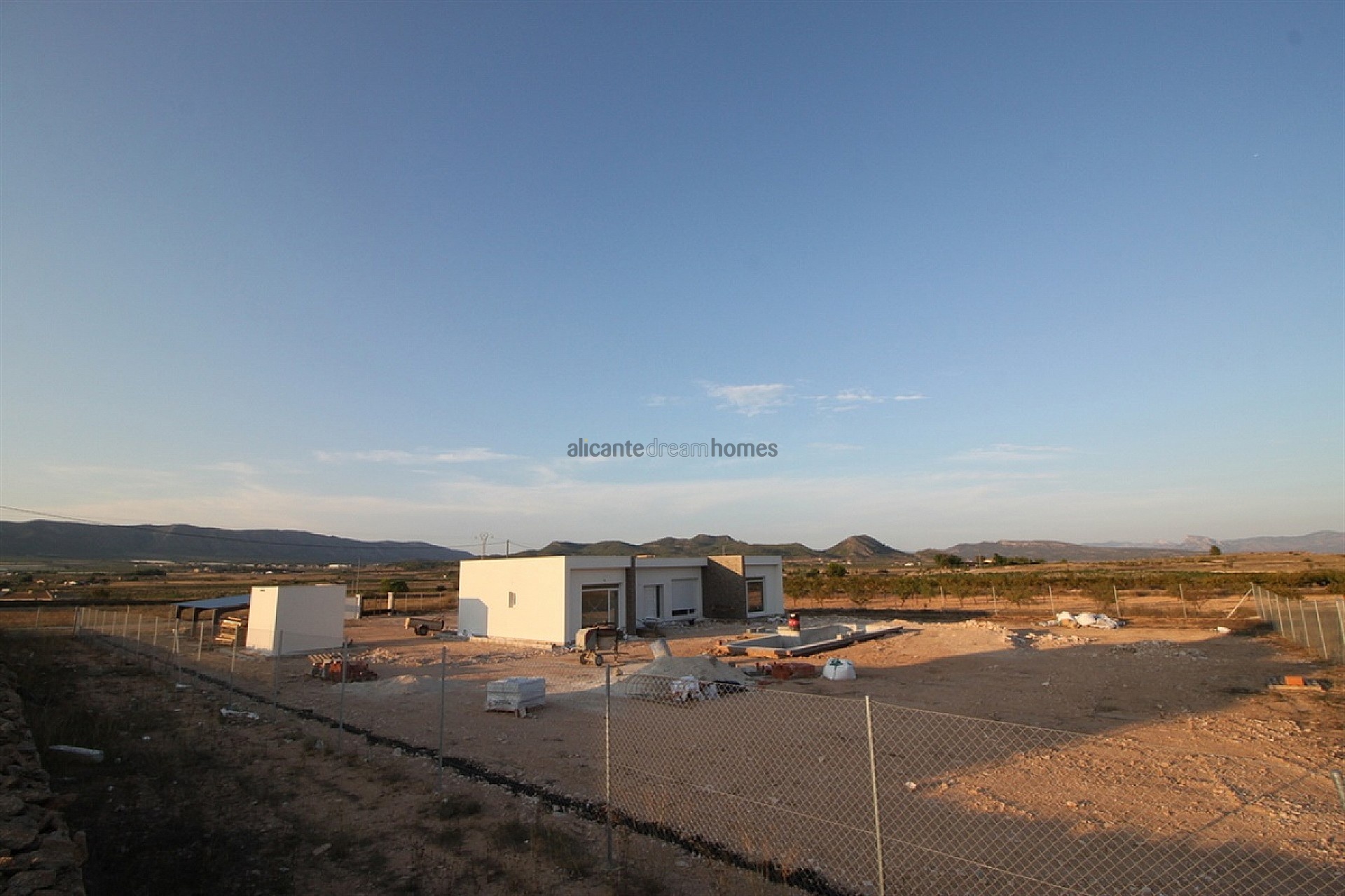 Resale - 3 Bedroom 2 Bathroom Villa in Pinoso -  - Alicante