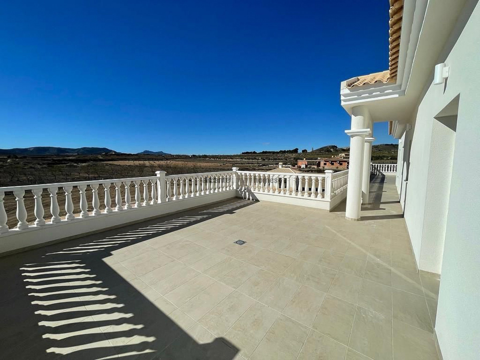 Resale - 6 Bedroom 4 Bathroom Villa in Pinoso -  - Alicante