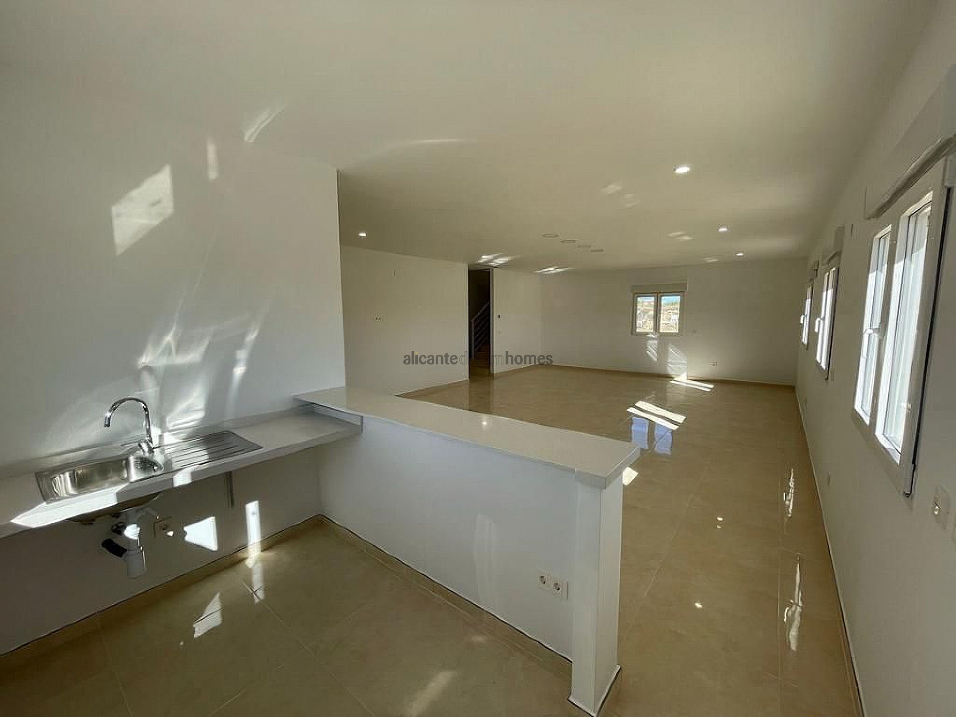 Resale - 6 Bedroom 4 Bathroom Villa in Pinoso -  - Alicante