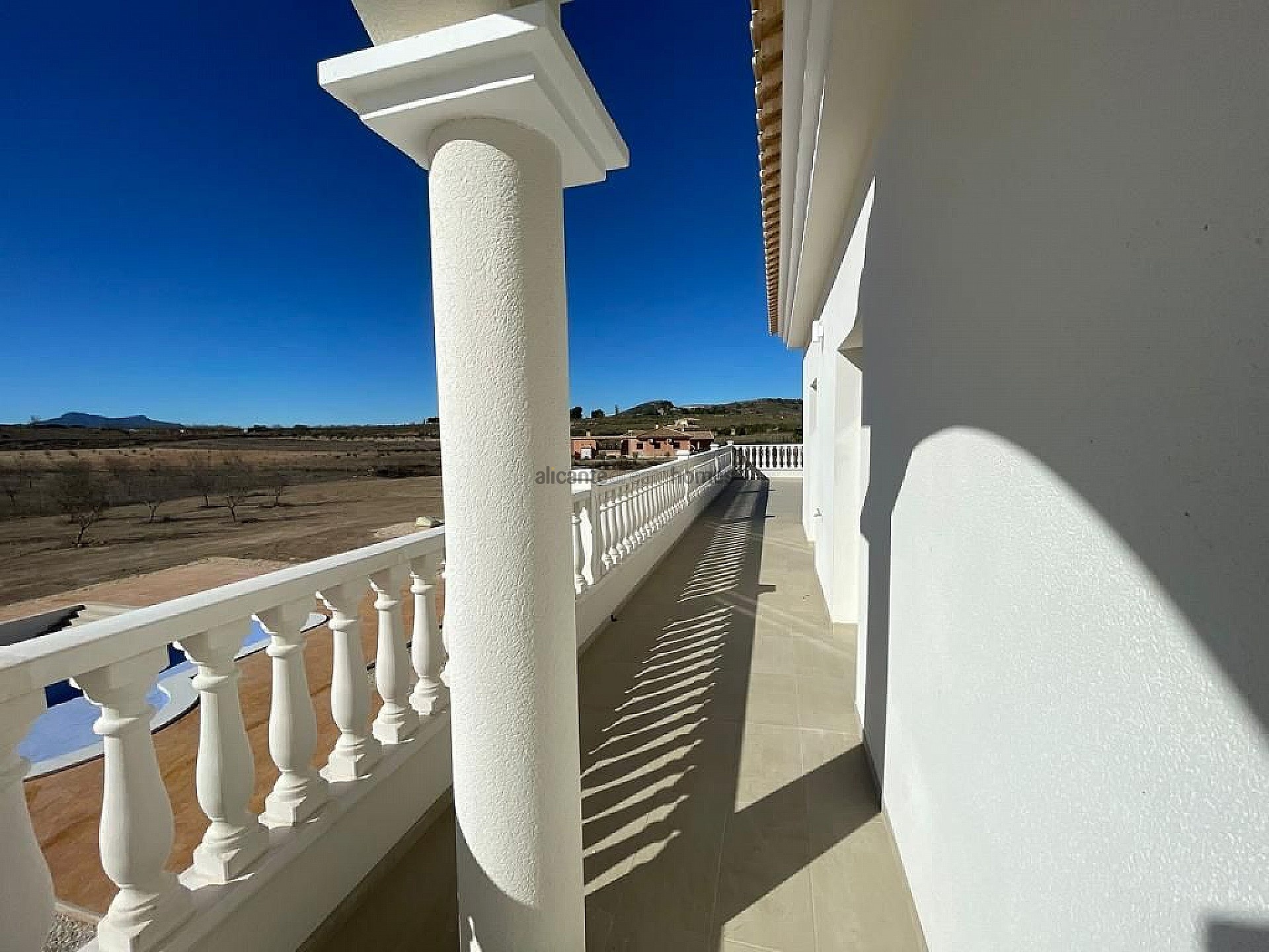 Resale - 6 Bedroom 4 Bathroom Villa in Pinoso -  - Alicante