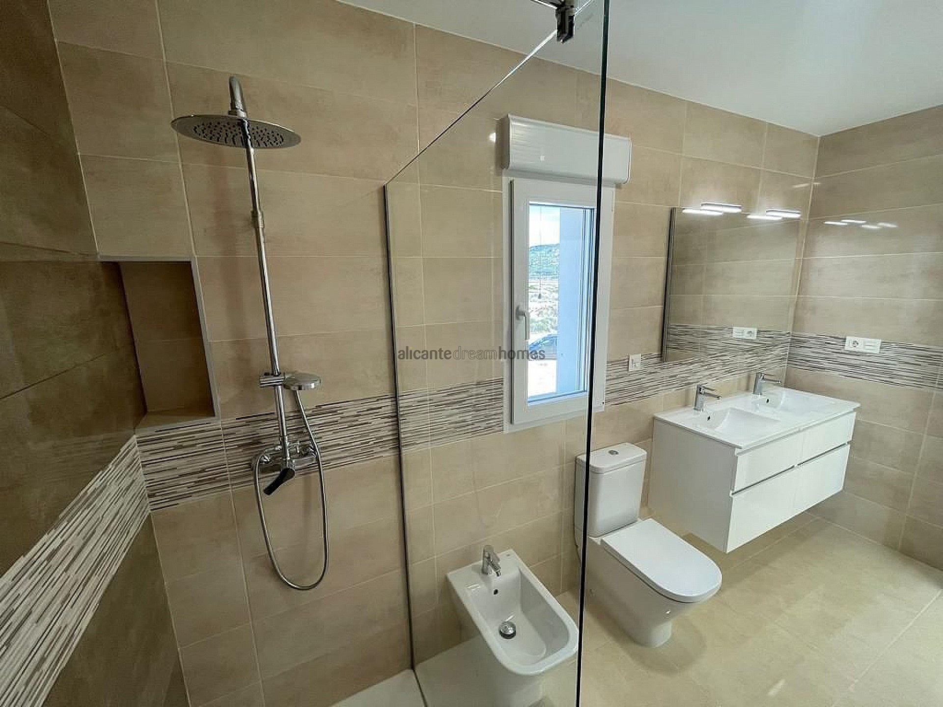 Resale - 6 Bedroom 4 Bathroom Villa in Pinoso -  - Alicante