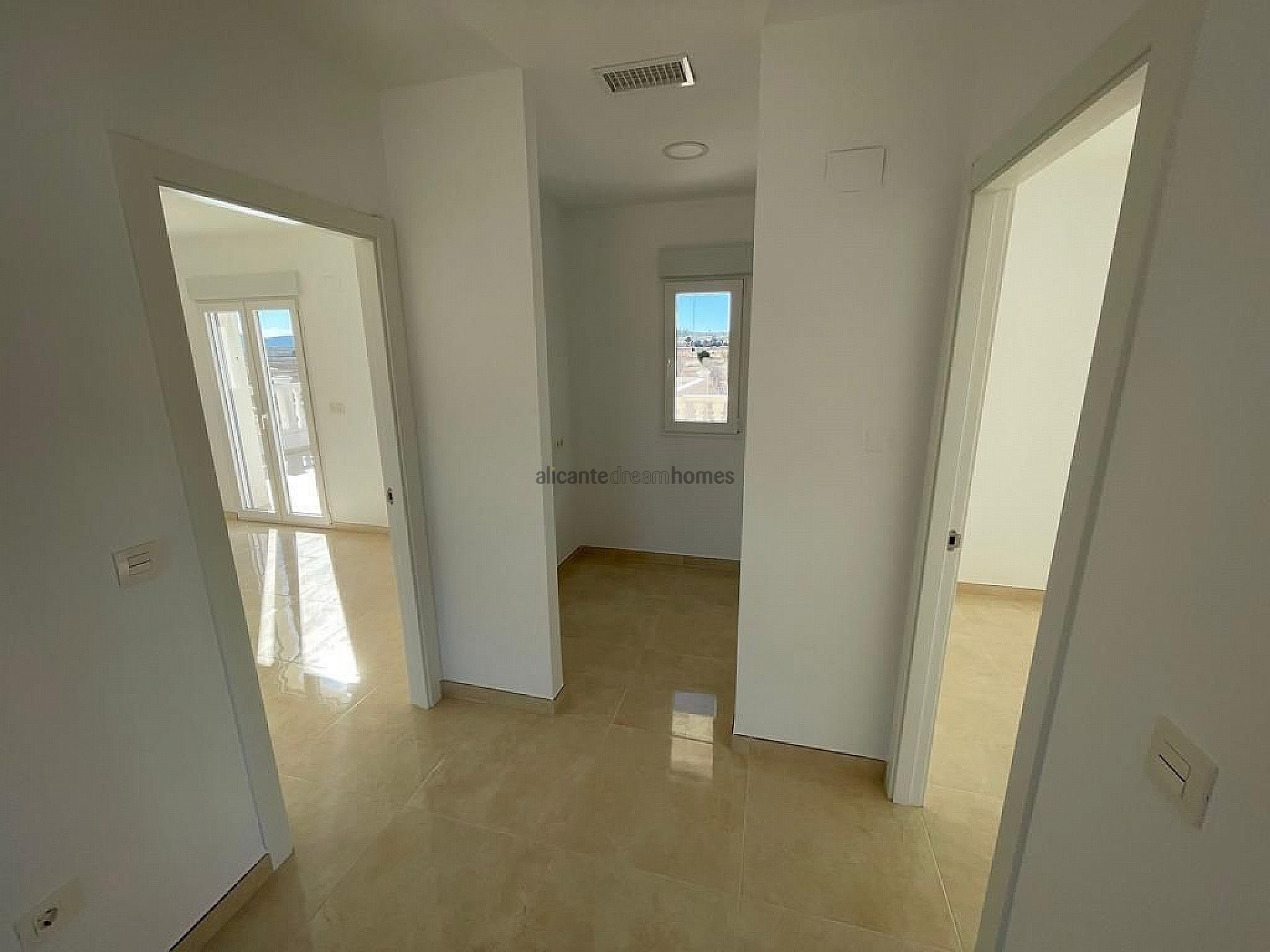 Resale - 6 Bedroom 4 Bathroom Villa in Pinoso -  - Alicante