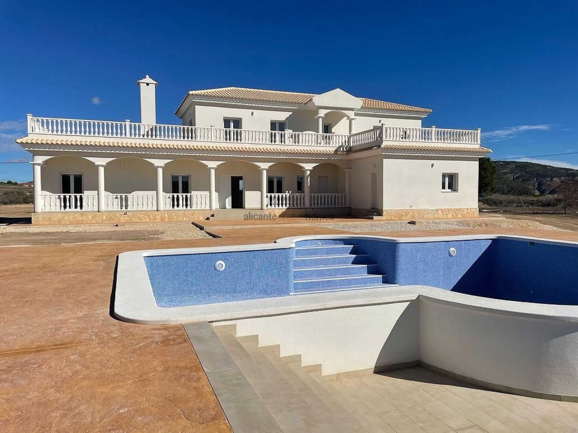 Resale - 6 Bedroom 4 Bathroom Villa in Pinoso -  - Alicante