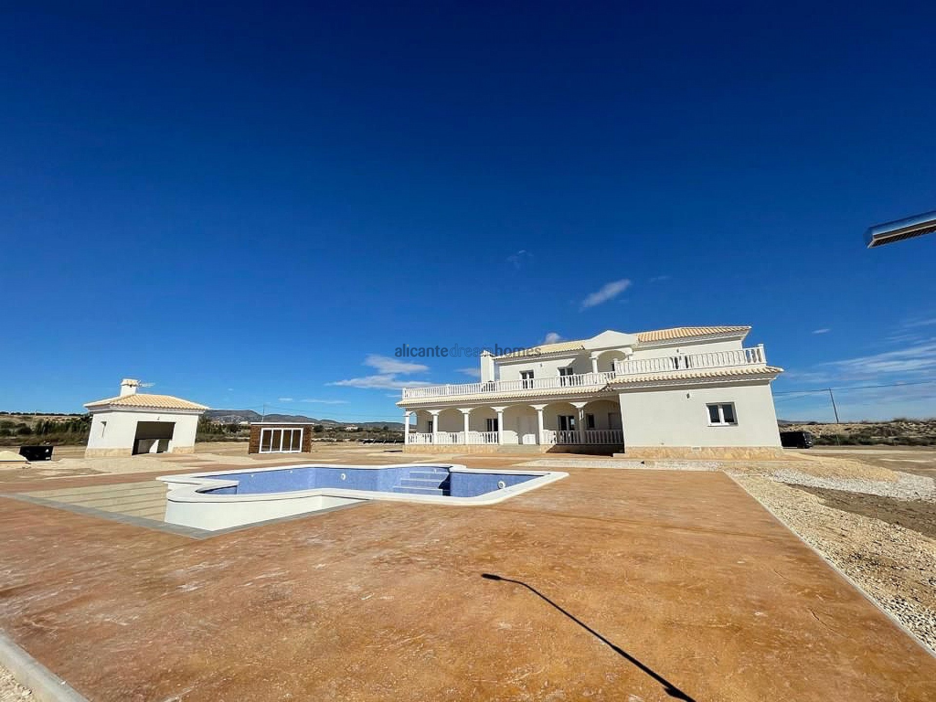 Resale - 6 Bedroom 4 Bathroom Villa in Pinoso -  - Alicante