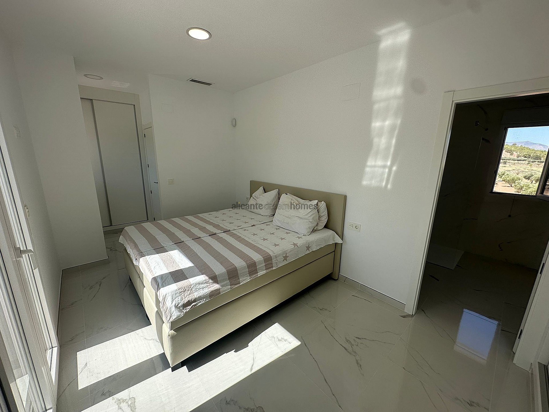 Resale - 4 Bedroom 3 Bathroom Villa in Pinoso - , Pinoso, Alicante, Spain - Alicante