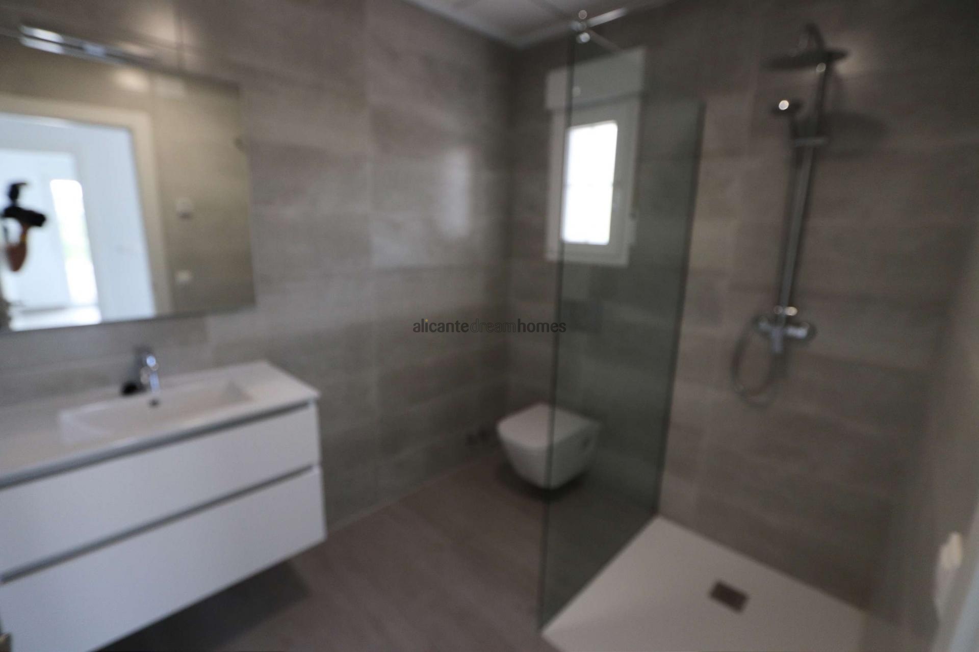 Resale - 4 Bedroom 4 Bathroom Villa in Pinoso -  - Alicante