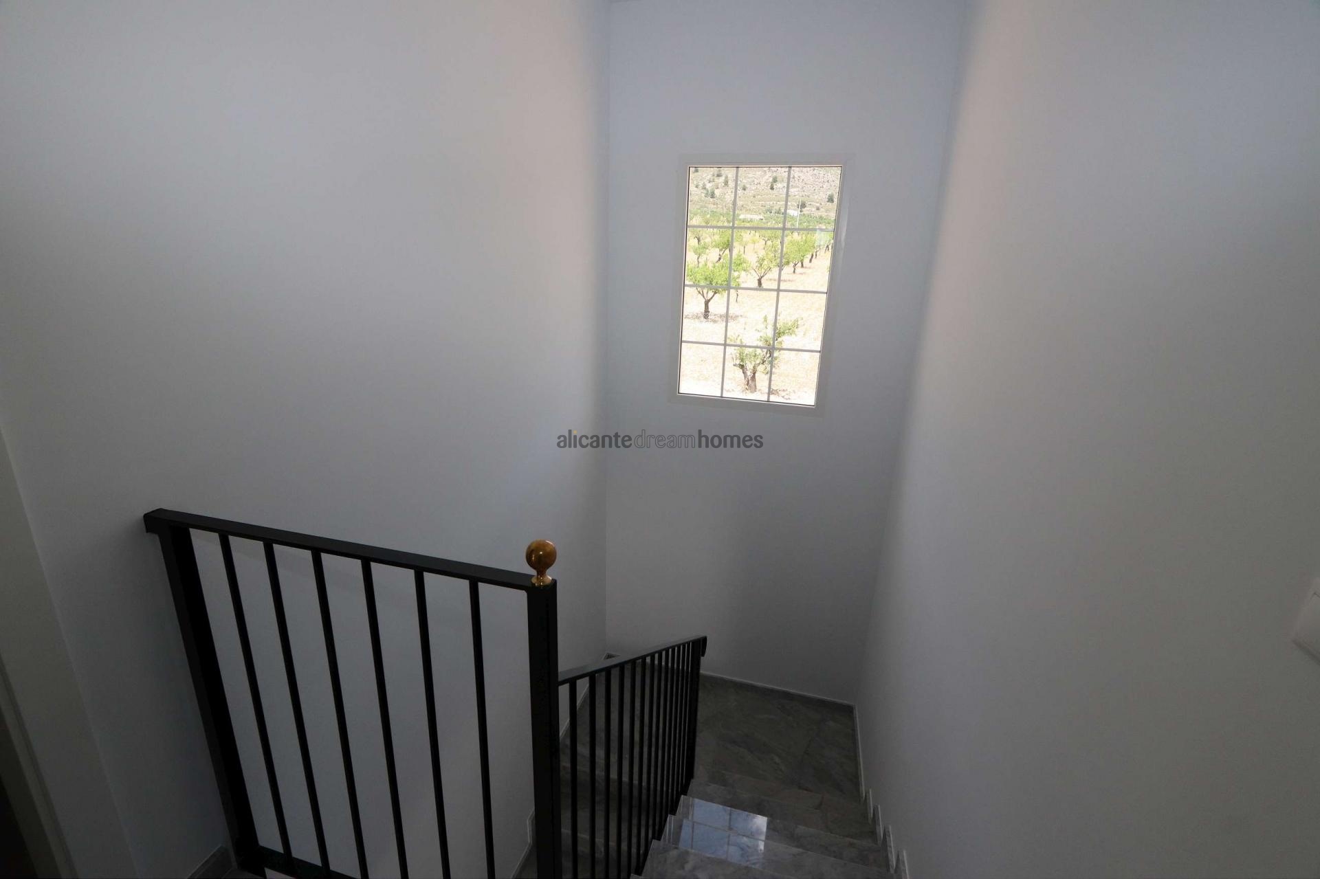 Resale - 4 Bedroom 4 Bathroom Villa in Pinoso -  - Alicante