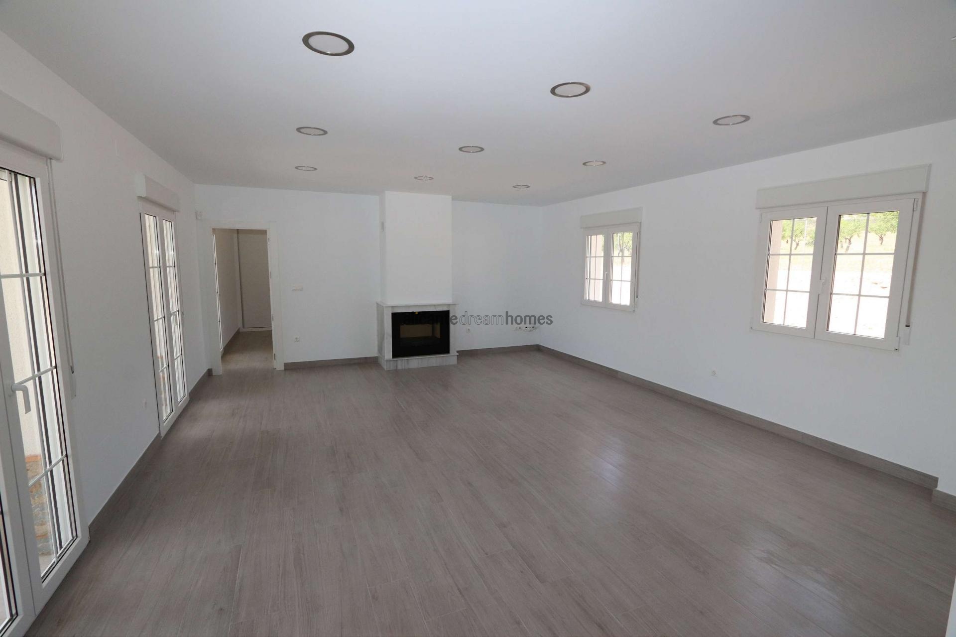 Resale - 4 Bedroom 4 Bathroom Villa in Pinoso -  - Alicante